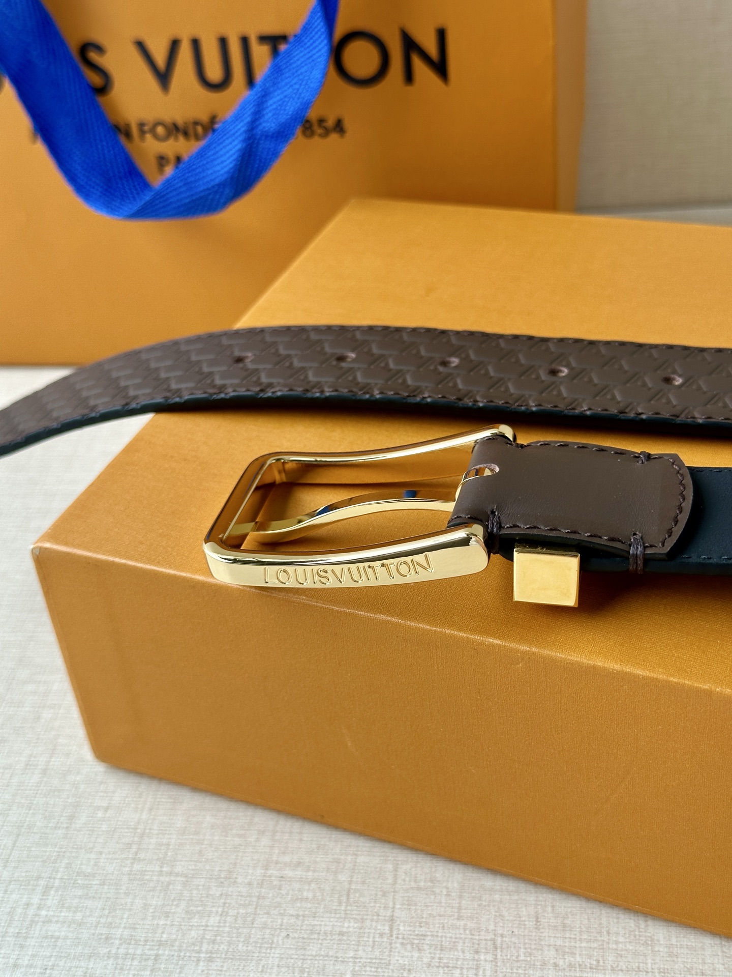 Pont Neuf 3.5宽皮带的这种令人垂头目的迭代配备了值得仔细观察的杰出细节。皮革表带以其微妙的方