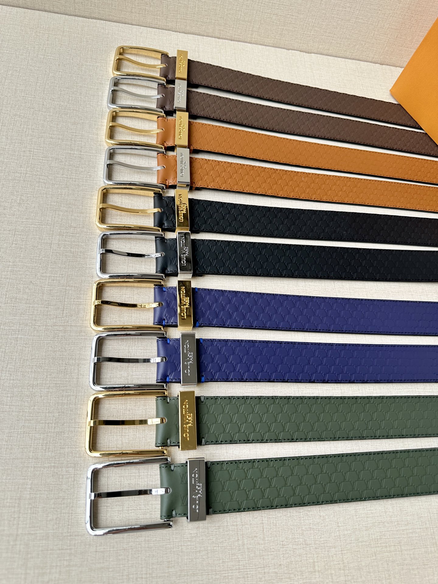 Pont Neuf 3.5宽皮带的这种令人垂头目的迭代配备了值得仔细观察的杰出细节。皮革表带以其微妙的方