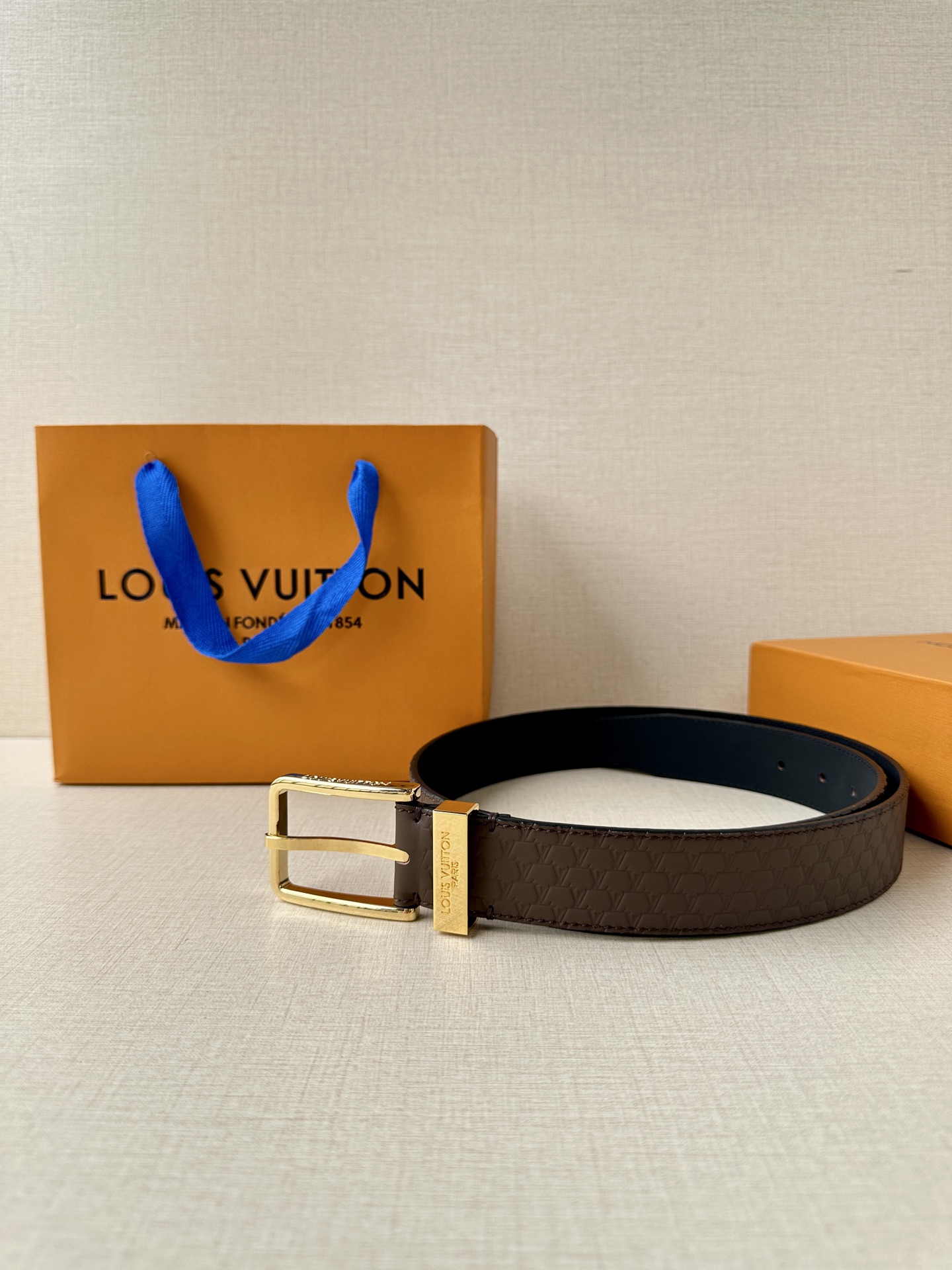 Pont Neuf 3.5宽皮带的这种令人垂头目的迭代配备了值得仔细观察的杰出细节。皮革表带以其微妙的方