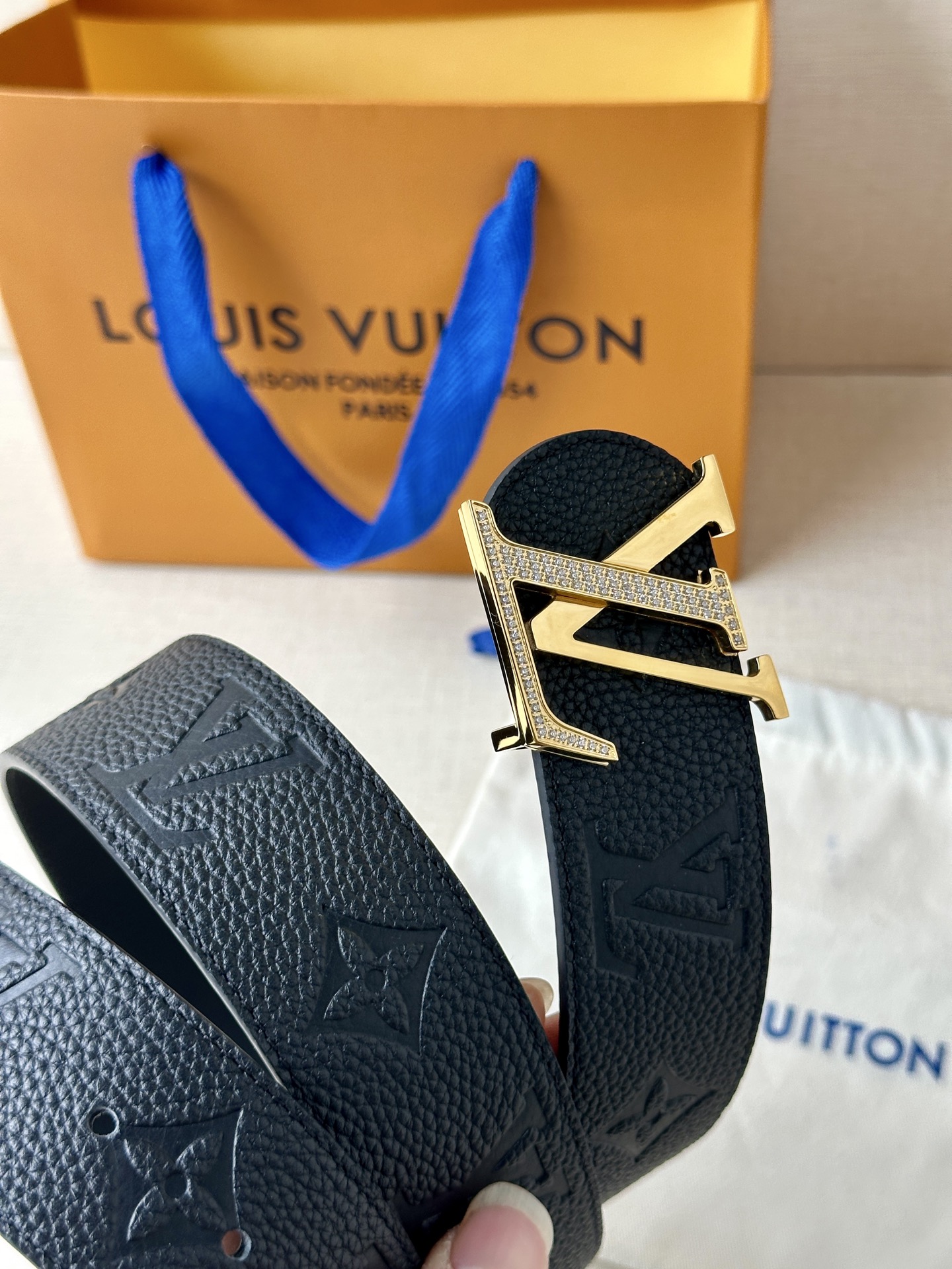 4.0宽 LV Dimension 双面腰带将经典格调引入新颖尺幅设计-Top High Quatity Cheap Sneakers Fashion Clothing Clothes Bags handbags Shoes of all Brand wholesale With The best Quality And Beautiful Price from China Factory Chinese suppliers wholesaler seller 4.0宽 LV Dimension 双面腰带将经典格调引入新颖尺幅设计