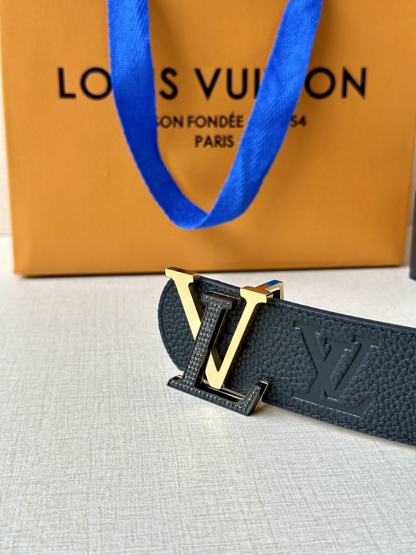 4.0宽 LV Dimension 双面腰带将经典格调引入新颖尺幅设计-Top High Quatity Cheap Sneakers Fashion Clothing Clothes Bags handbags Shoes of all Brand wholesale With The best Quality And Beautiful Price from China Factory Chinese suppliers wholesaler seller 4.0宽 LV Dimension 双面腰带将经典格调引入新颖尺幅设计