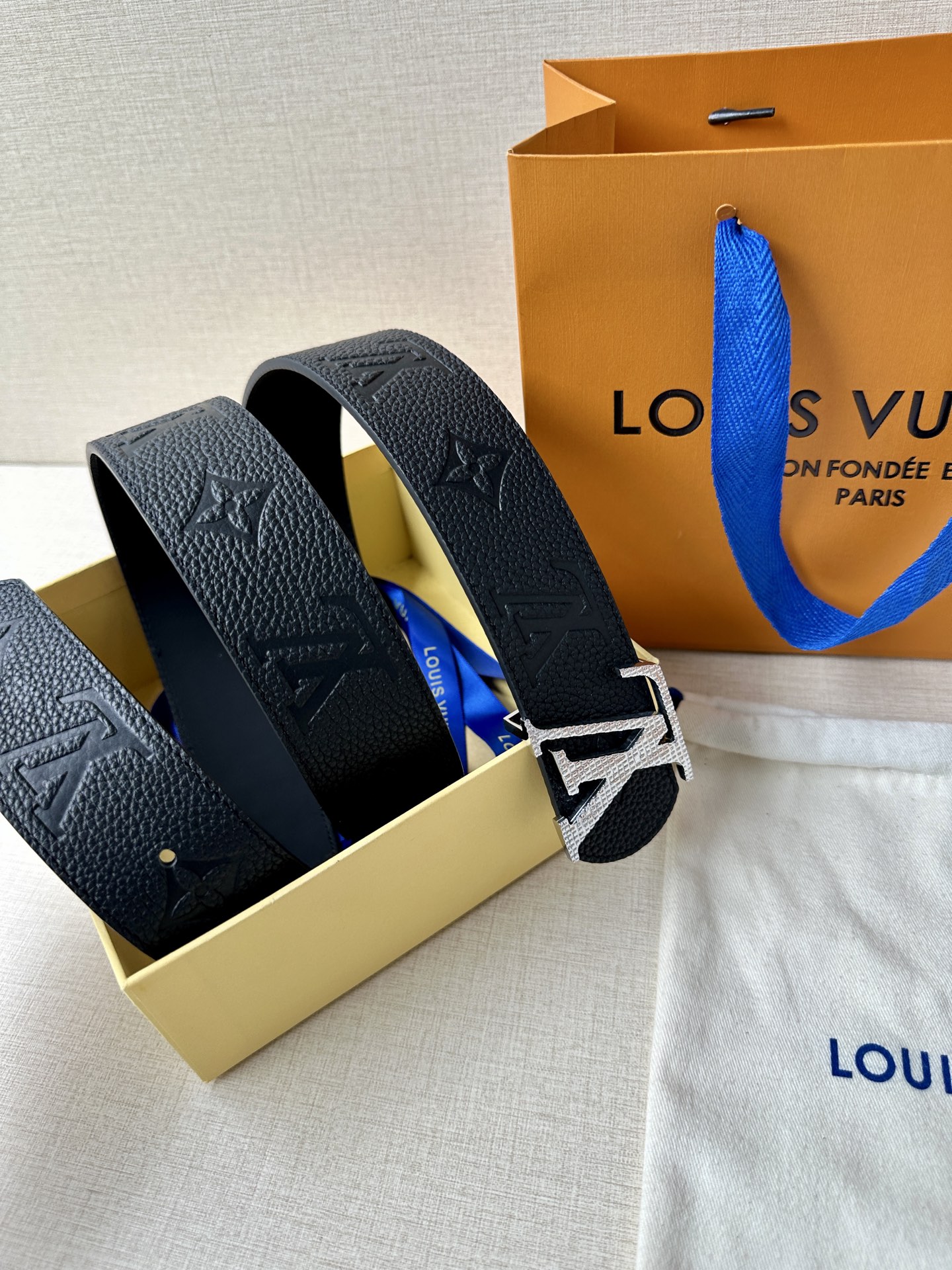 4.0宽 LV Dimension 双面腰带将经典格调引入新颖尺幅设计-Top High Quatity Cheap Sneakers Fashion Clothing Clothes Bags handbags Shoes of all Brand wholesale With The best Quality And Beautiful Price from China Factory Chinese suppliers wholesaler seller 4.0宽 LV Dimension 双面腰带将经典格调引入新颖尺幅设计