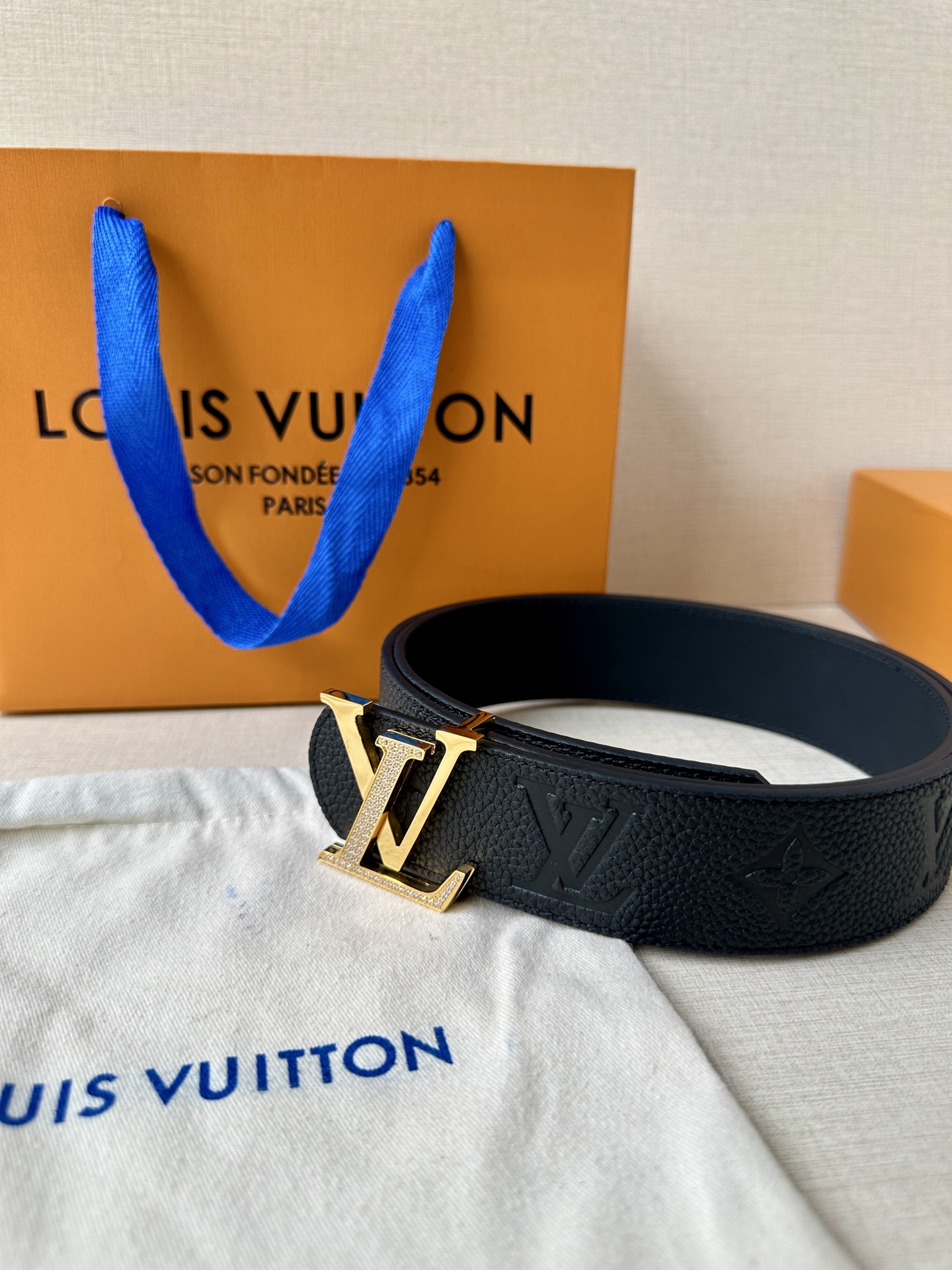 4.0宽 LV Dimension 双面腰带将经典格调引入新颖尺幅设计-Top High Quatity Cheap Sneakers Fashion Clothing Clothes Bags handbags Shoes of all Brand wholesale With The best Quality And Beautiful Price from China Factory Chinese suppliers wholesaler seller 4.0宽 LV Dimension 双面腰带将经典格调引入新颖尺幅设计