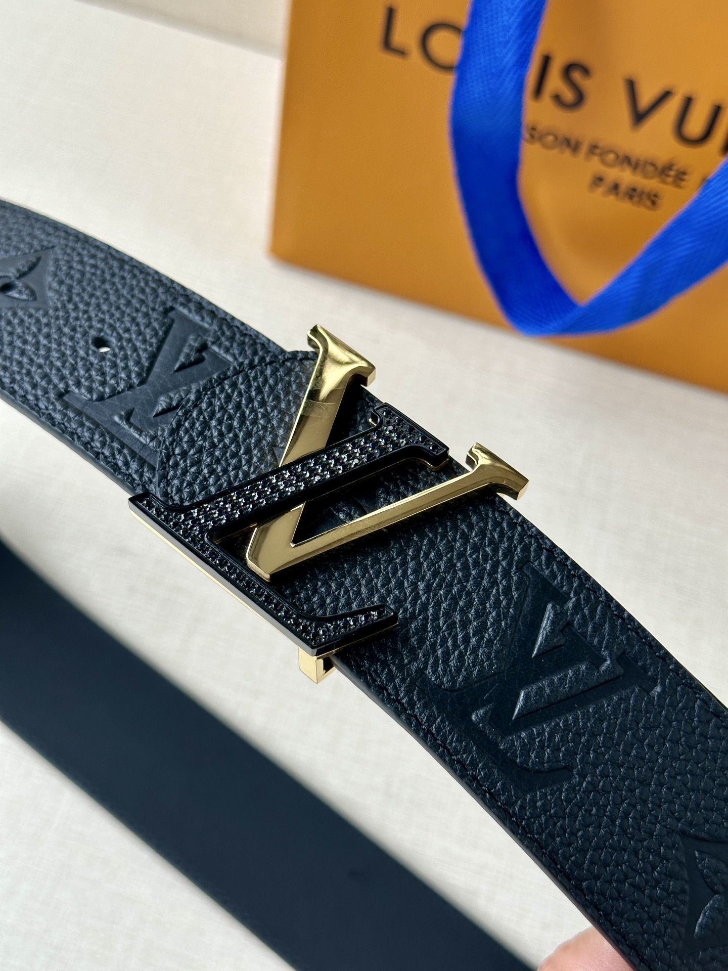 4.0宽 LV Dimension 双面腰带将经典格调引入新颖尺幅设计-Top High Quatity Cheap Sneakers Fashion Clothing Clothes Bags handbags Shoes of all Brand wholesale With The best Quality And Beautiful Price from China Factory Chinese suppliers wholesaler seller 4.0宽 LV Dimension 双面腰带将经典格调引入新颖尺幅设计