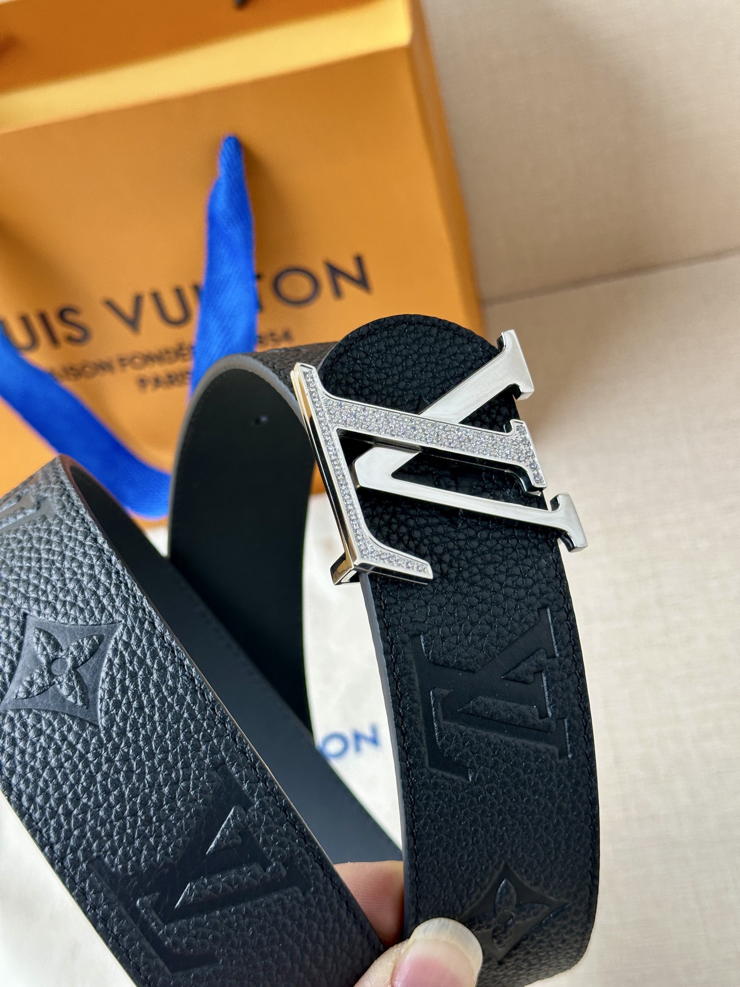4.0宽 LV Dimension 双面腰带将经典格调引入新颖尺幅设计-Top High Quatity Cheap Sneakers Fashion Clothing Clothes Bags handbags Shoes of all Brand wholesale With The best Quality And Beautiful Price from China Factory Chinese suppliers wholesaler seller 4.0宽 LV Dimension 双面腰带将经典格调引入新颖尺幅设计