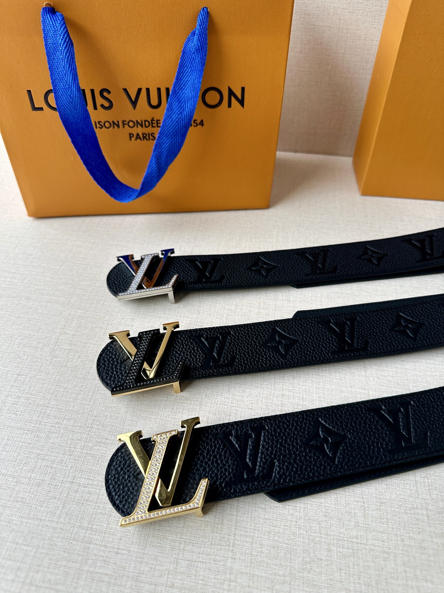 4.0宽 LV Dimension 双面腰带将经典格调引入新颖尺幅设计-Top High Quatity Cheap Sneakers Fashion Clothing Clothes Bags handbags Shoes of all Brand wholesale With The best Quality And Beautiful Price from China Factory Chinese suppliers wholesaler seller 4.0宽 LV Dimension 双面腰带将经典格调引入新颖尺幅设计