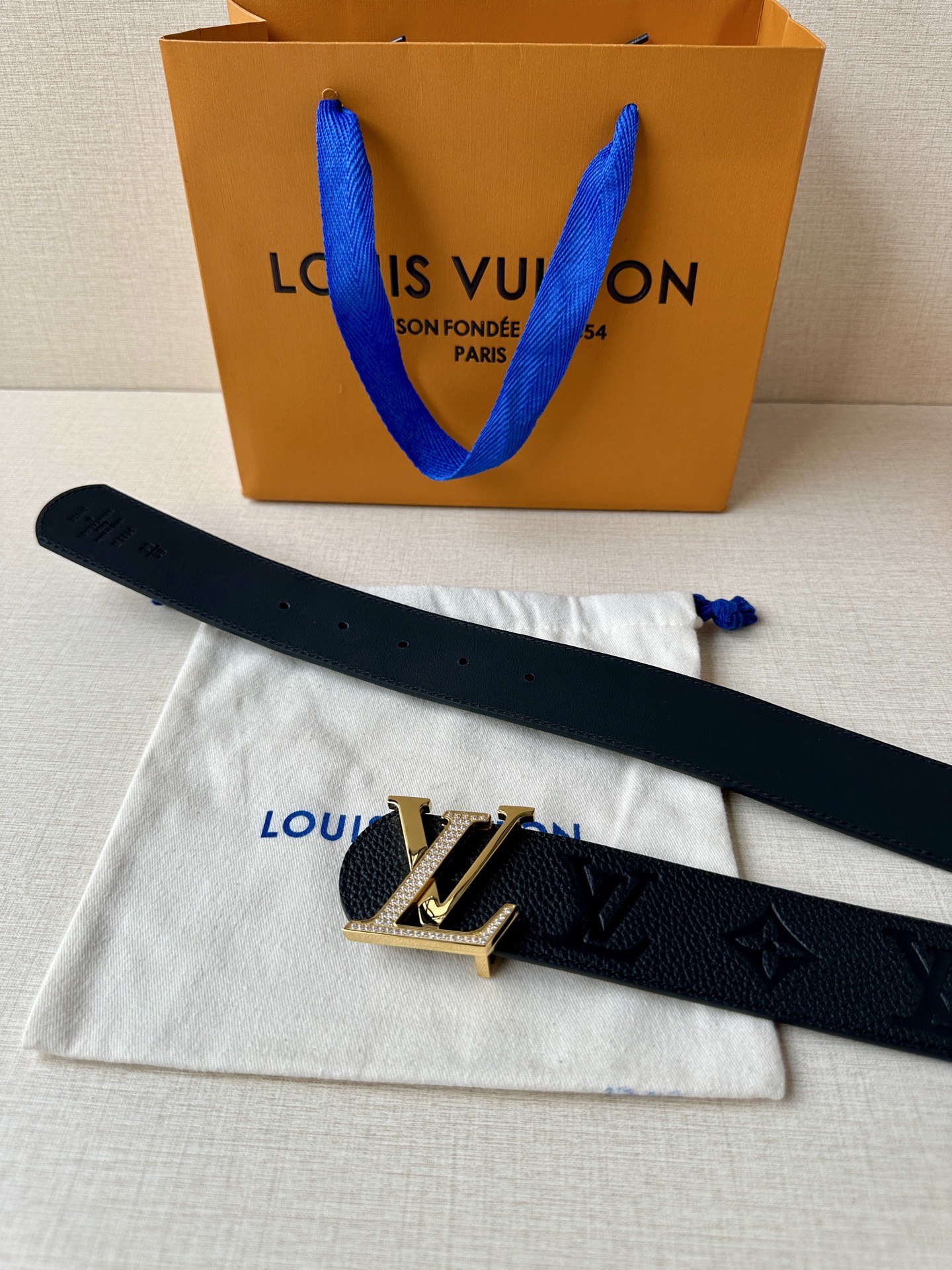 4.0宽 LV Dimension 双面腰带将经典格调引入新颖尺幅设计-Top High Quatity Cheap Sneakers Fashion Clothing Clothes Bags handbags Shoes of all Brand wholesale With The best Quality And Beautiful Price from China Factory Chinese suppliers wholesaler seller 4.0宽 LV Dimension 双面腰带将经典格调引入新颖尺幅设计