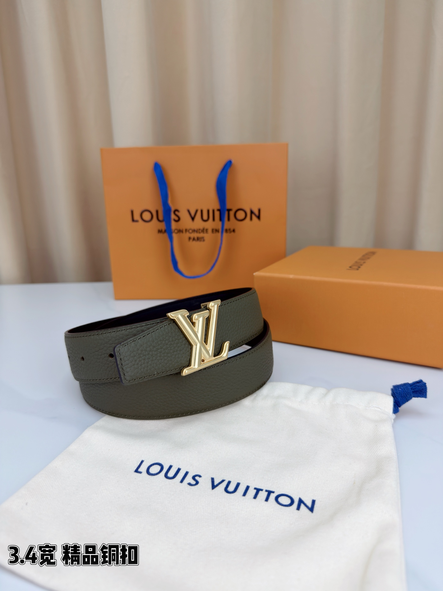 LV荔枝纹铜扣 3.4宽 承匠心。精铜历经锤炼，方显沉稳光泽；压纹镌刻时光，见证经典永恒。系于腰间，不仅