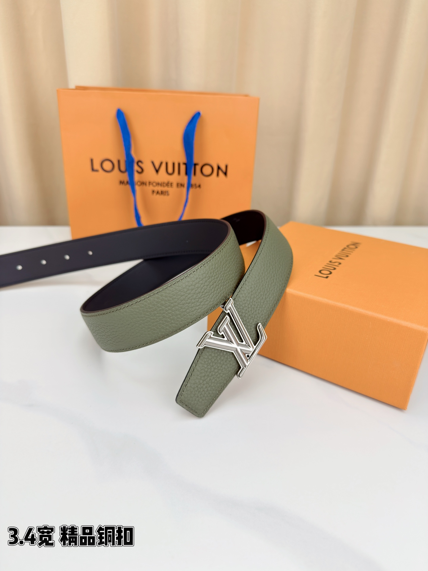 LV荔枝纹铜扣 3.4宽 承匠心。精铜历经锤炼，方显沉稳光泽；压纹镌刻时光，见证经典永恒。系于腰间，不仅