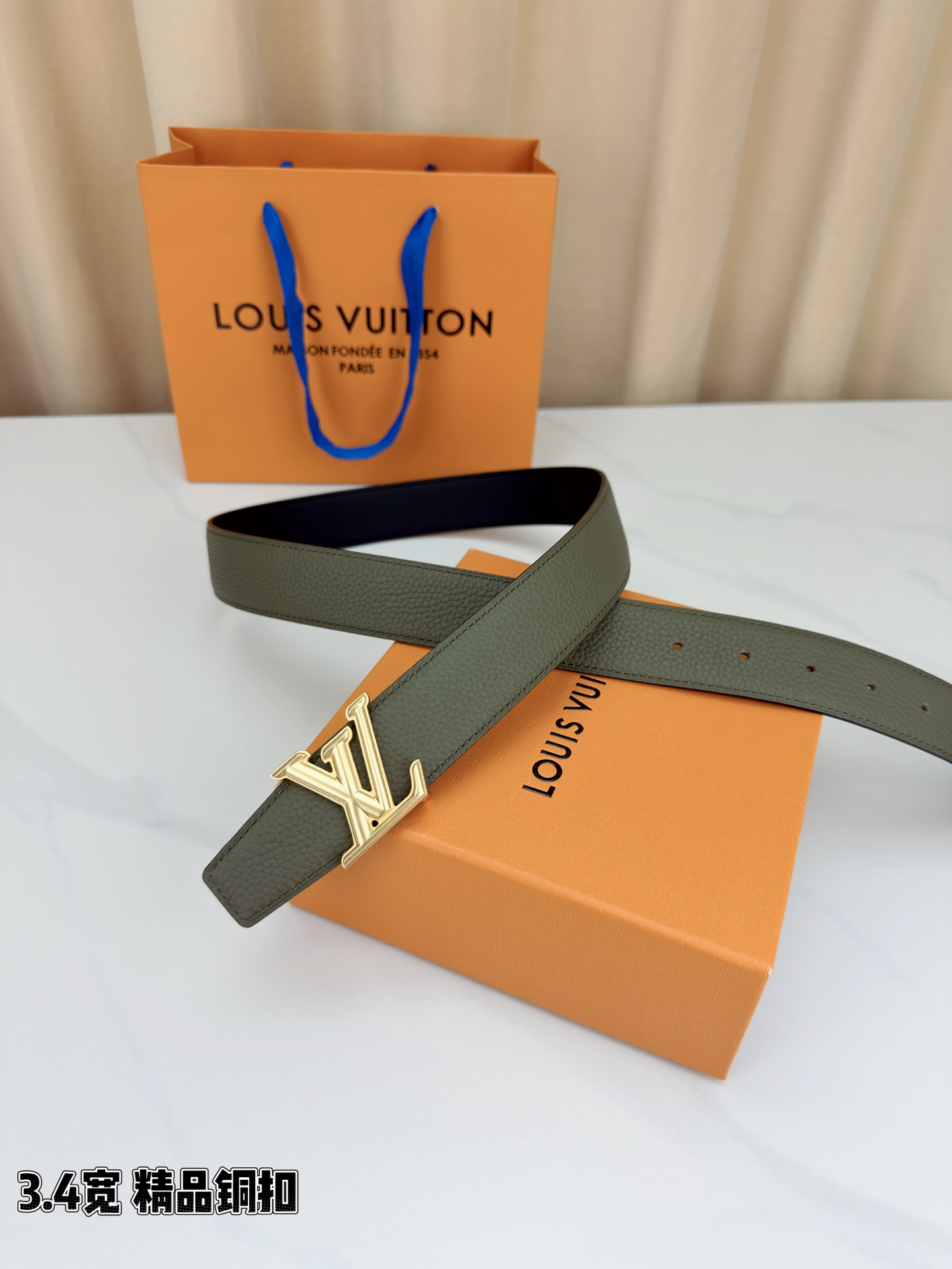 LV荔枝纹铜扣 3.4宽 承匠心。精铜历经锤炼，方显沉稳光泽；压纹镌刻时光，见证经典永恒。系于腰间，不仅