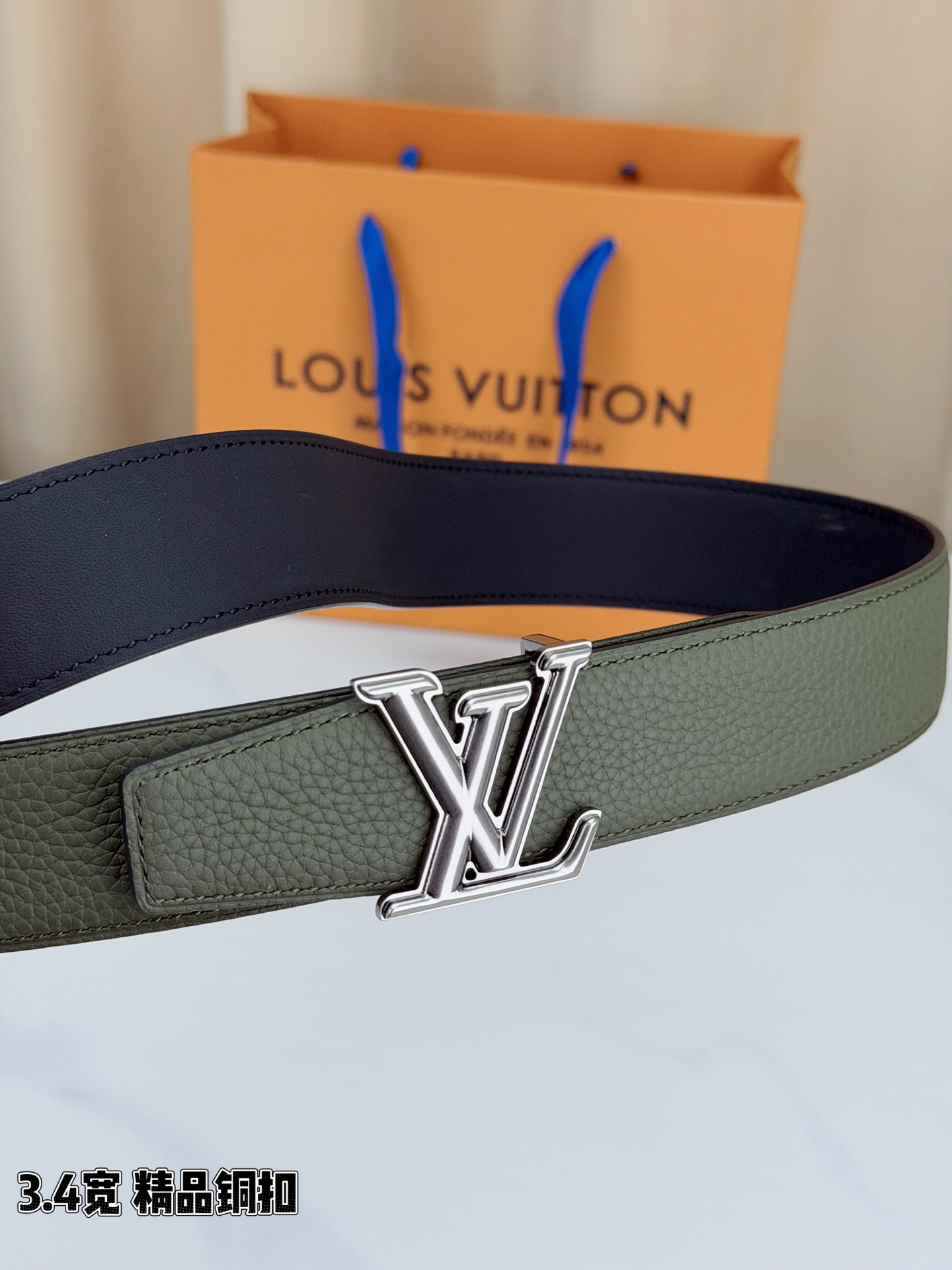 LV荔枝纹铜扣 3.4宽 承匠心。精铜历经锤炼，方显沉稳光泽；压纹镌刻时光，见证经典永恒。系于腰间，不仅