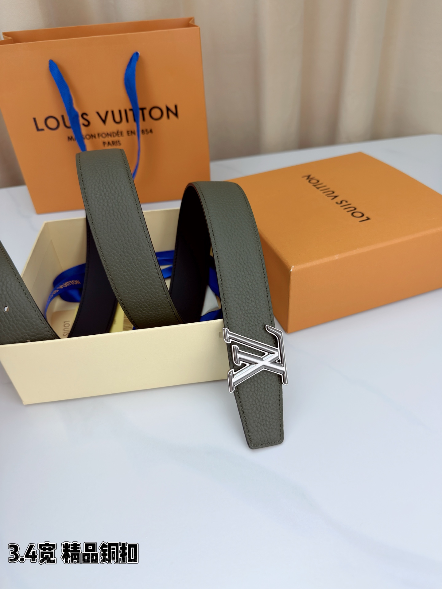 LV荔枝纹铜扣 3.4宽 承匠心。精铜历经锤炼，方显沉稳光泽；压纹镌刻时光，见证经典永恒。系于腰间，不仅