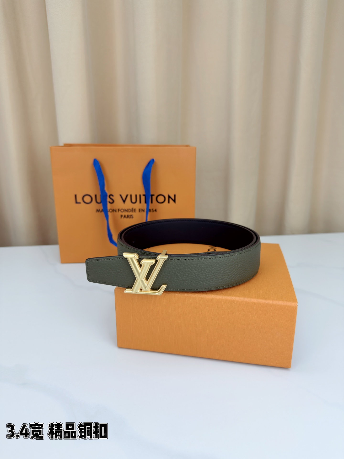 LV荔枝纹铜扣 3.4宽 承匠心。精铜历经锤炼，方显沉稳光泽；压纹镌刻时光，见证经典永恒。系于腰间，不仅