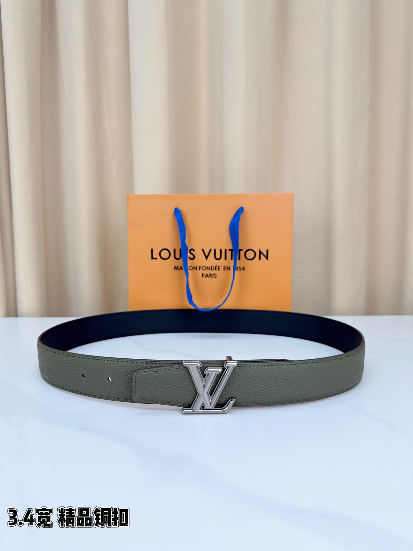 LV荔枝纹铜扣 3.4宽 承匠心。精铜历经锤炼，方显沉稳光泽；压纹镌刻时光，见证经典永恒。系于腰间，不仅