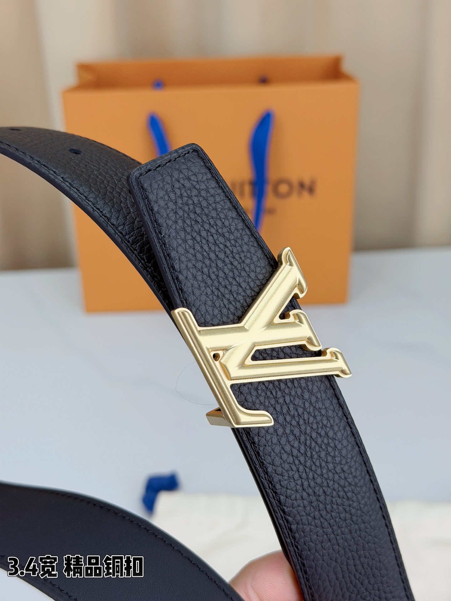 LV荔枝纹铜扣 3.4宽 承匠心。精铜历经锤炼，方显沉稳光泽；压纹镌刻时光，见证经典永恒。系于腰间，不仅