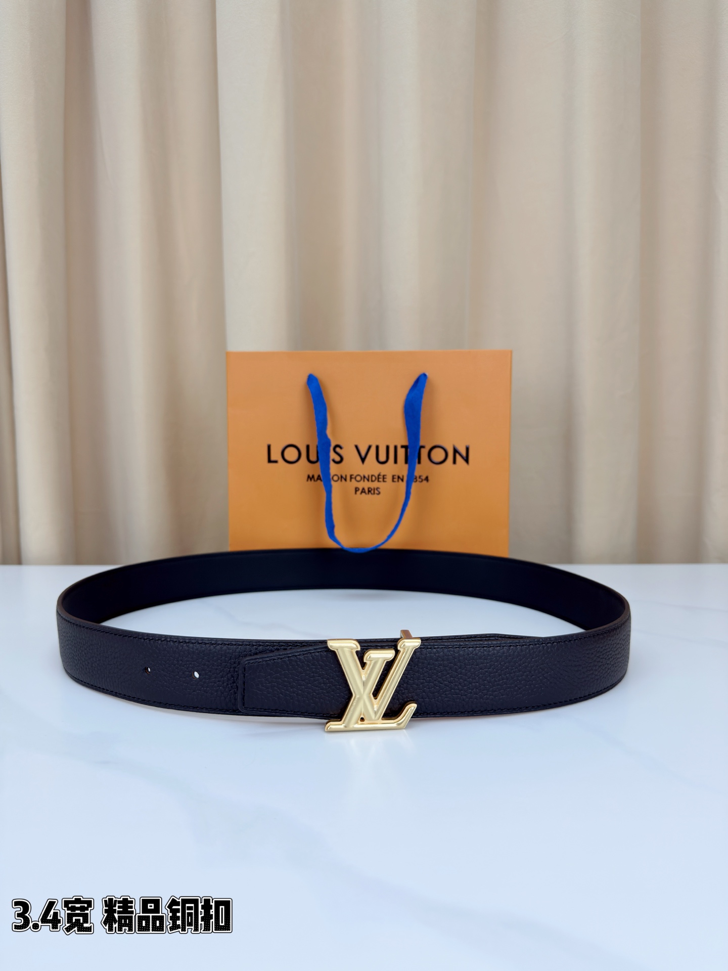 LV荔枝纹铜扣 3.4宽 承匠心。精铜历经锤炼，方显沉稳光泽；压纹镌刻时光，见证经典永恒。系于腰间，不仅