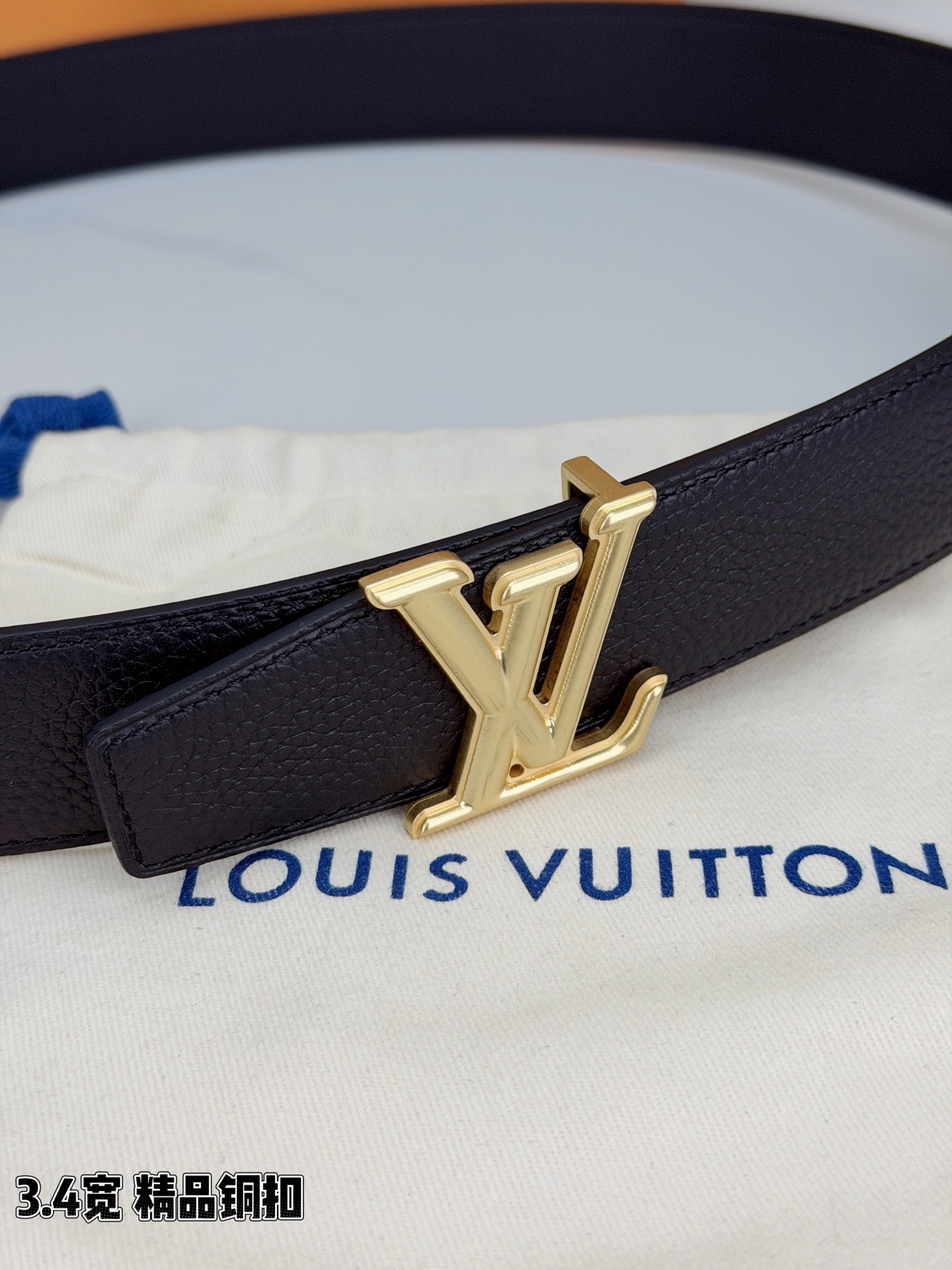 LV荔枝纹铜扣 3.4宽 承匠心。精铜历经锤炼，方显沉稳光泽；压纹镌刻时光，见证经典永恒。系于腰间，不仅