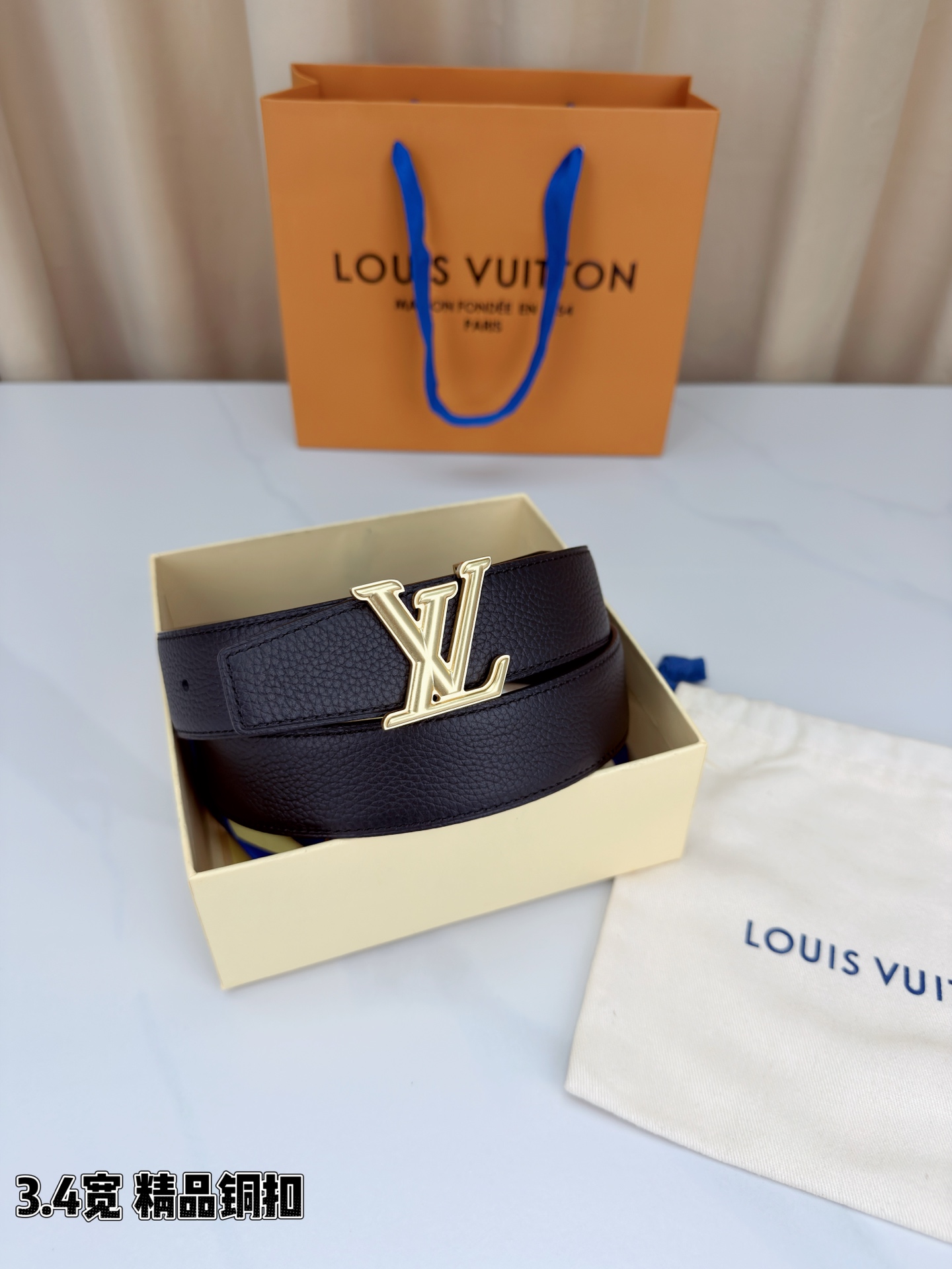 LV荔枝纹铜扣 3.4宽 承匠心。精铜历经锤炼，方显沉稳光泽；压纹镌刻时光，见证经典永恒。系于腰间，不仅