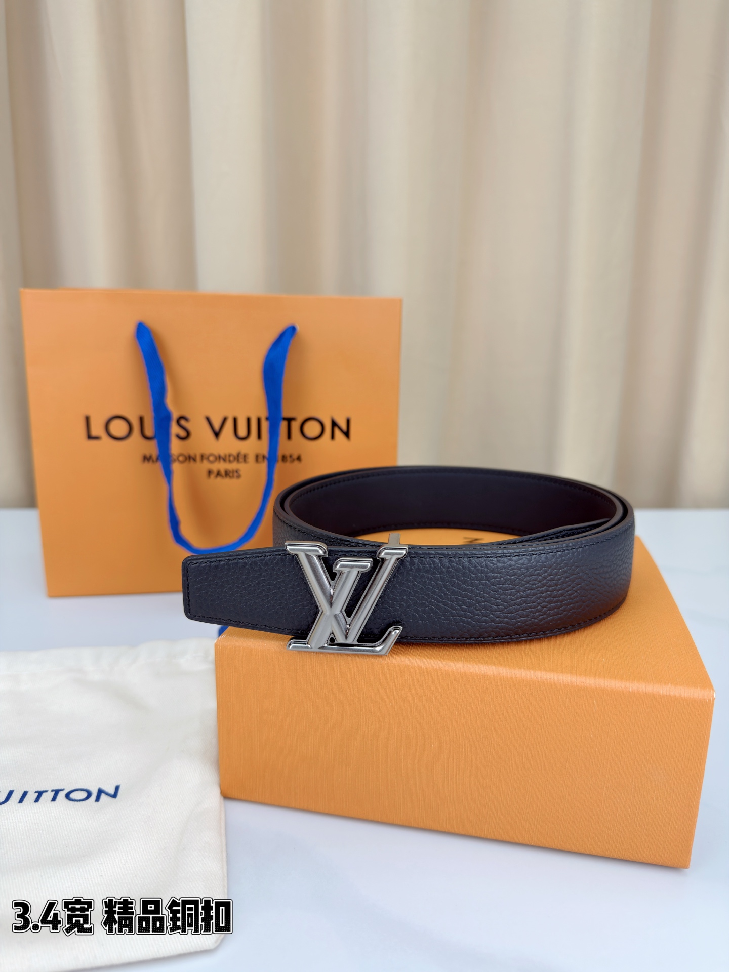 LV荔枝纹铜扣 3.4宽 承匠心。精铜历经锤炼，方显沉稳光泽；压纹镌刻时光，见证经典永恒。系于腰间，不仅