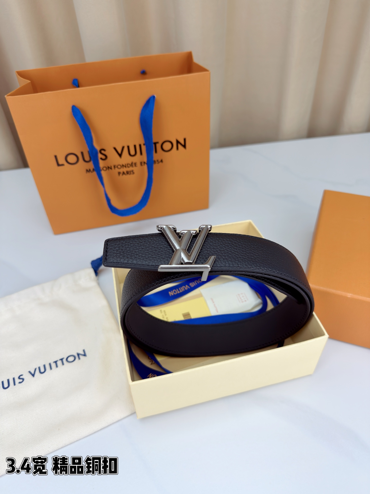 LV荔枝纹铜扣 3.4宽 承匠心。精铜历经锤炼，方显沉稳光泽；压纹镌刻时光，见证经典永恒。系于腰间，不仅