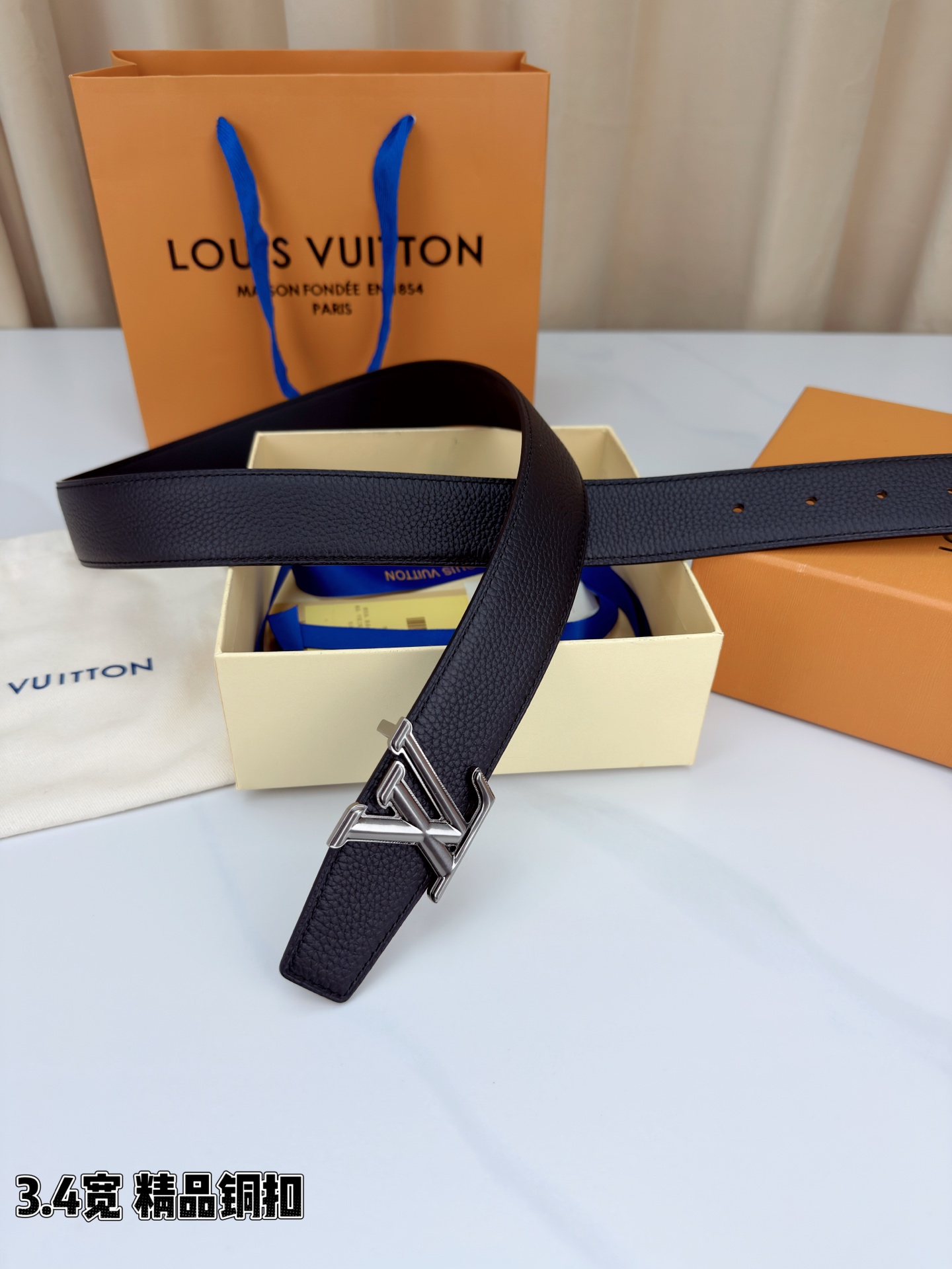 LV荔枝纹铜扣 3.4宽 承匠心。精铜历经锤炼，方显沉稳光泽；压纹镌刻时光，见证经典永恒。系于腰间，不仅