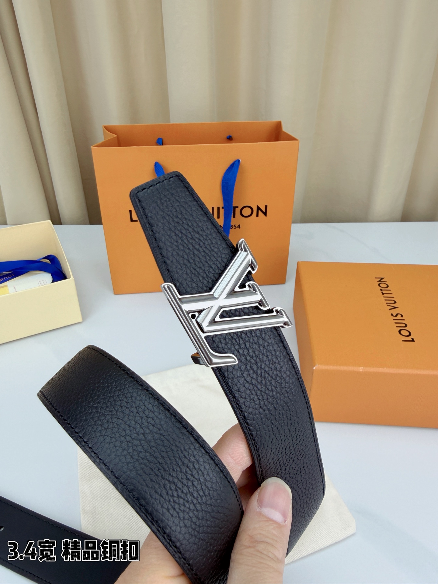 LV荔枝纹铜扣 3.4宽 承匠心。精铜历经锤炼，方显沉稳光泽；压纹镌刻时光，见证经典永恒。系于腰间，不仅