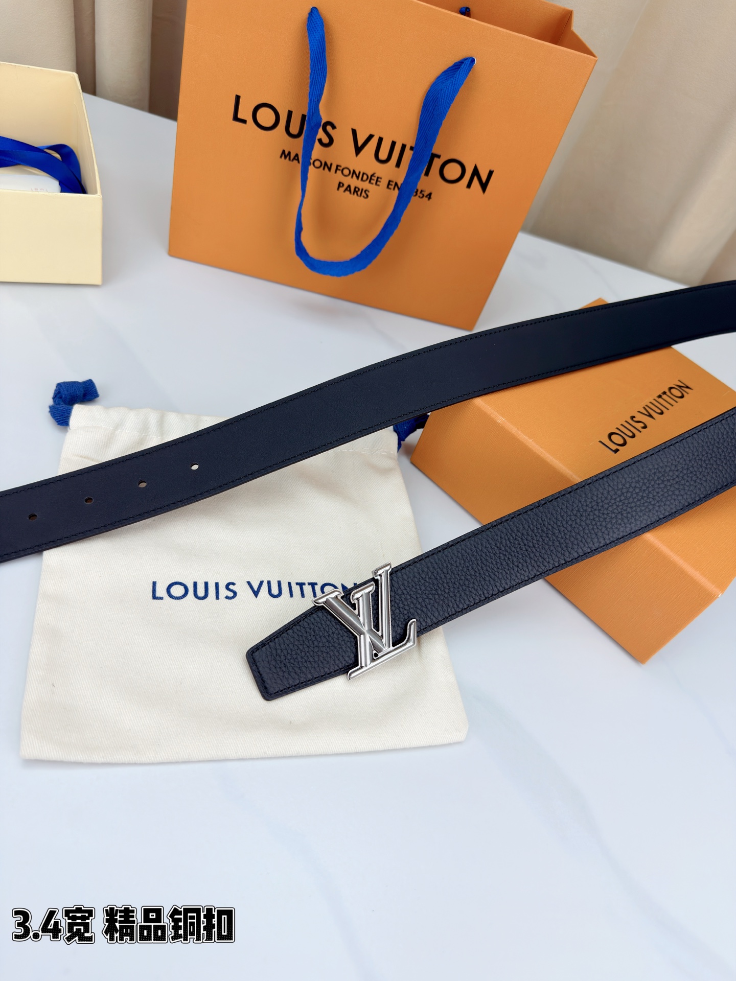 LV荔枝纹铜扣 3.4宽 承匠心。精铜历经锤炼，方显沉稳光泽；压纹镌刻时光，见证经典永恒。系于腰间，不仅