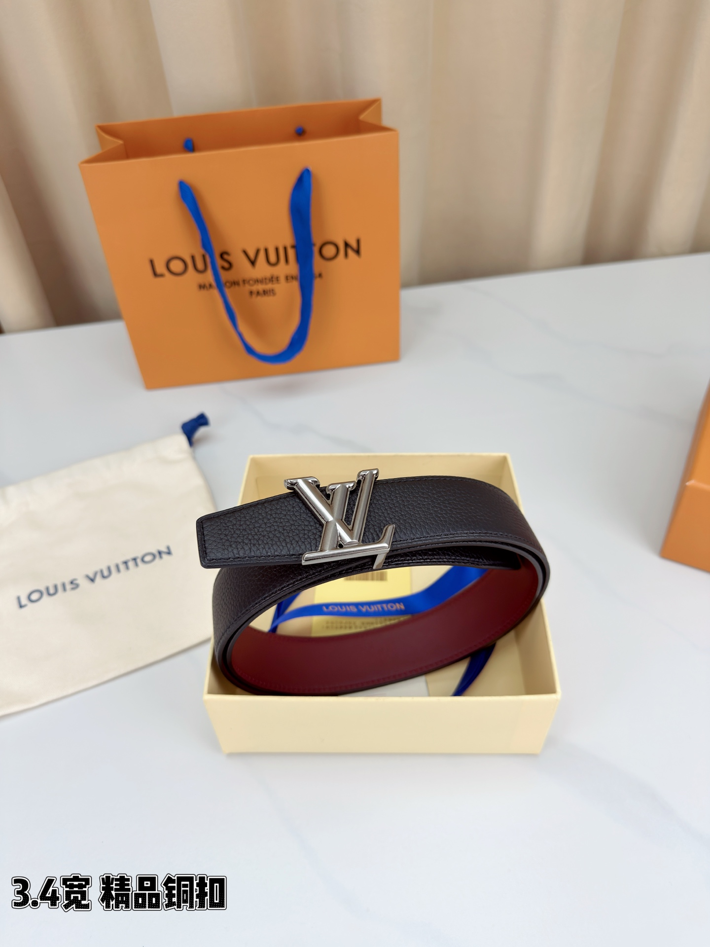 LV荔枝纹铜扣 3.4宽 承匠心。精铜历经锤炼，方显沉稳光泽；压纹镌刻时光，见证经典永恒。系于腰间，不仅