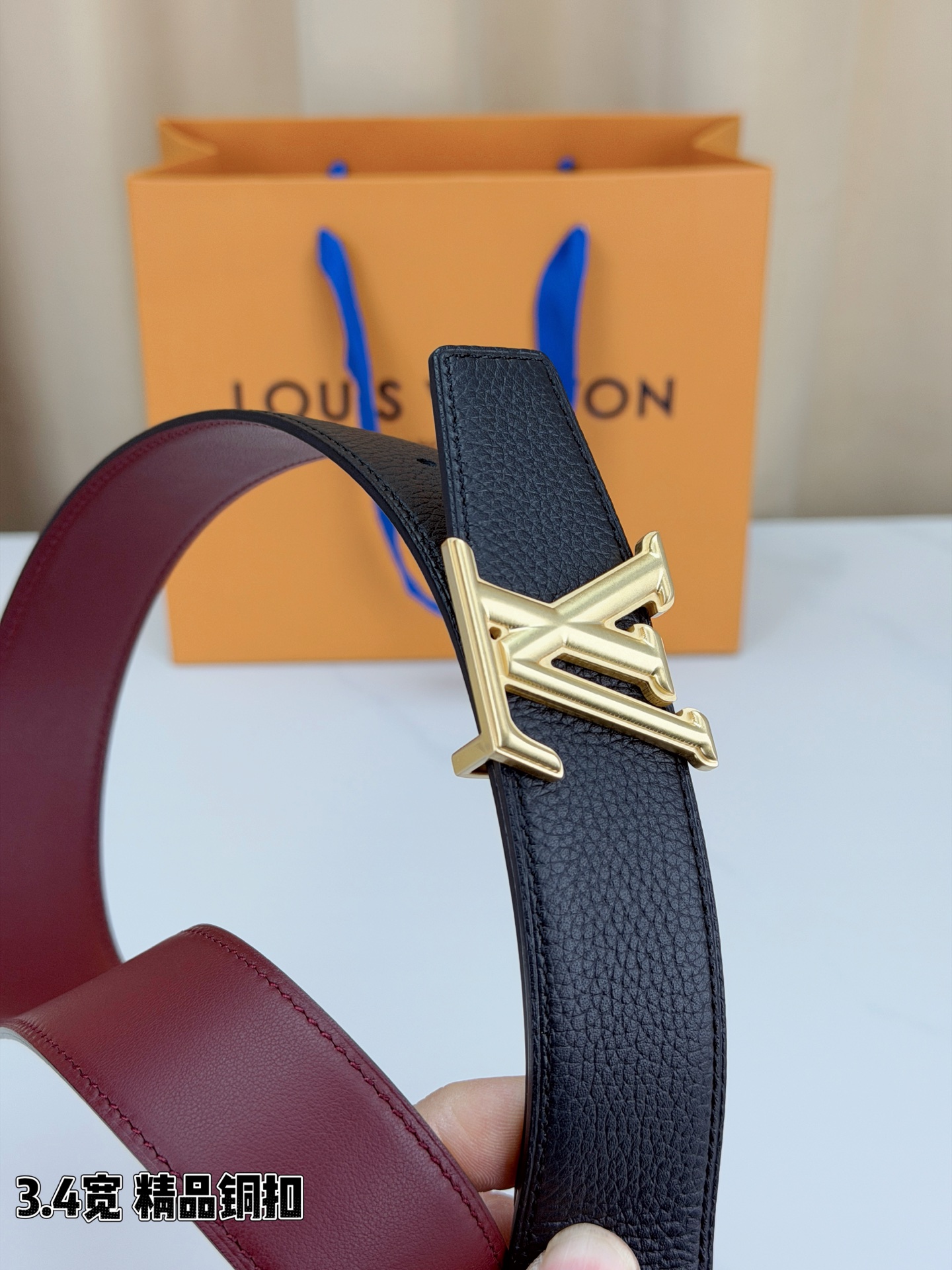 LV荔枝纹铜扣 3.4宽 承匠心。精铜历经锤炼，方显沉稳光泽；压纹镌刻时光，见证经典永恒。系于腰间，不仅