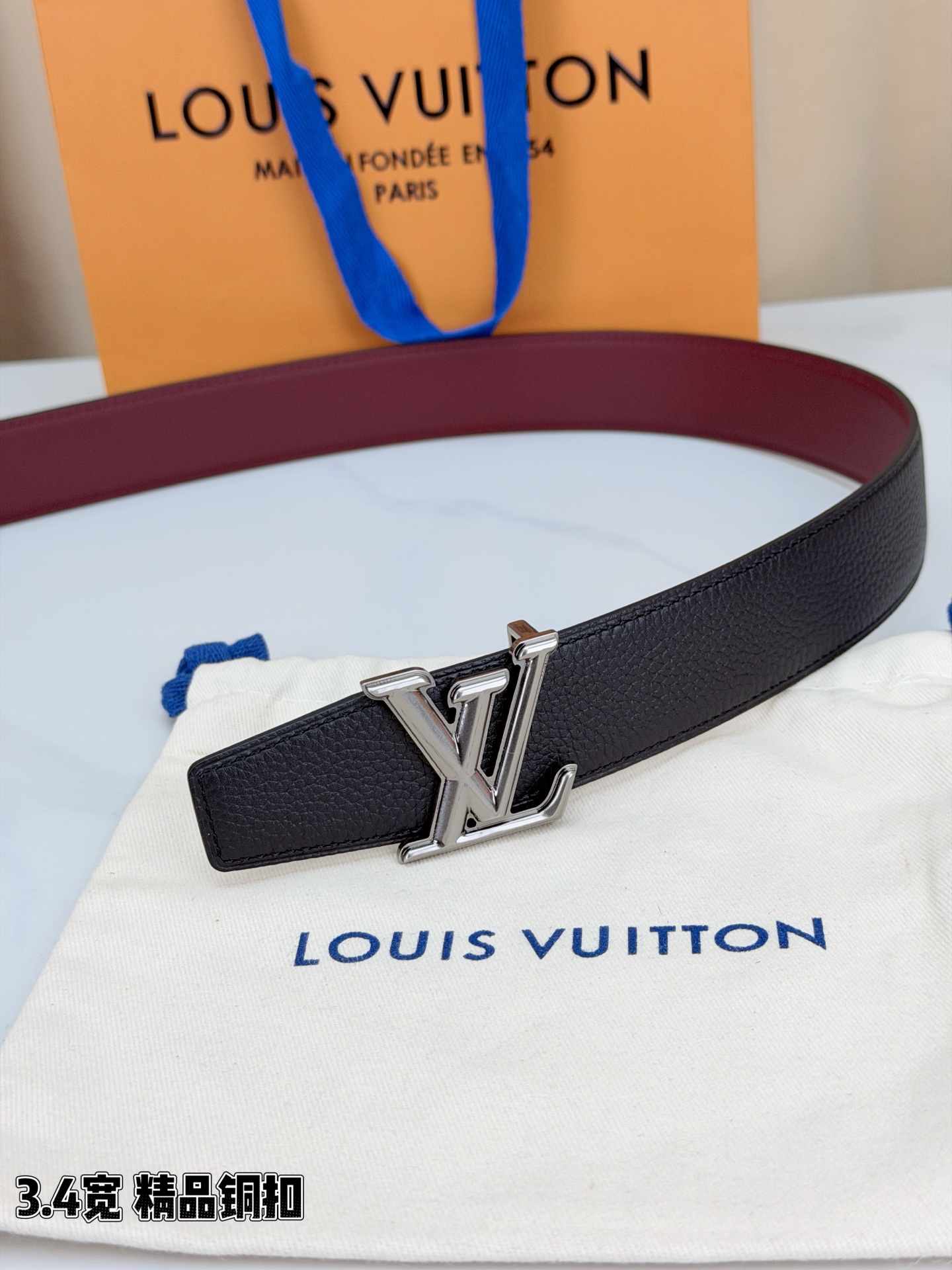 LV荔枝纹铜扣 3.4宽 承匠心。精铜历经锤炼，方显沉稳光泽；压纹镌刻时光，见证经典永恒。系于腰间，不仅