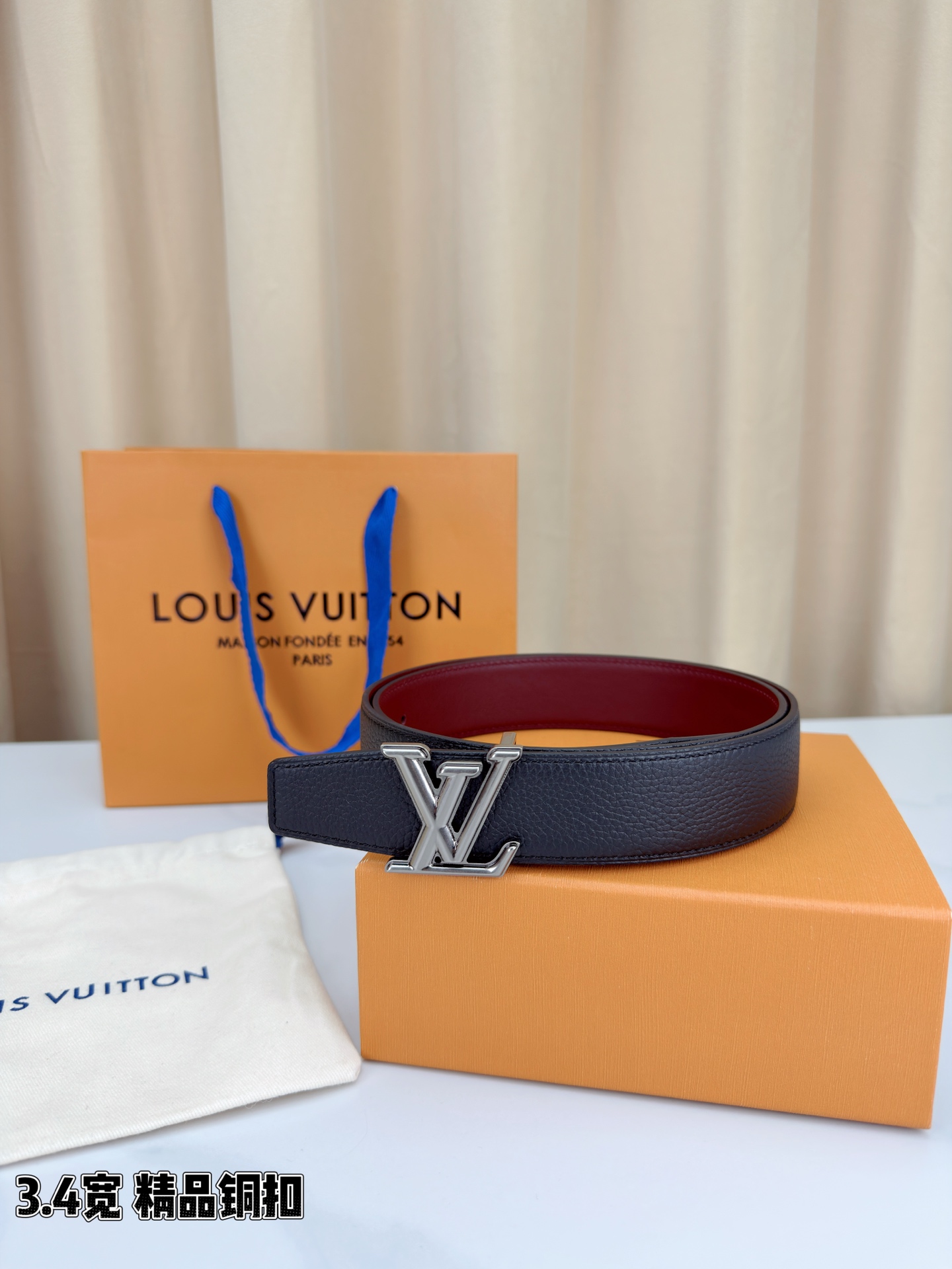 LV荔枝纹铜扣 3.4宽 承匠心。精铜历经锤炼，方显沉稳光泽；压纹镌刻时光，见证经典永恒。系于腰间，不仅