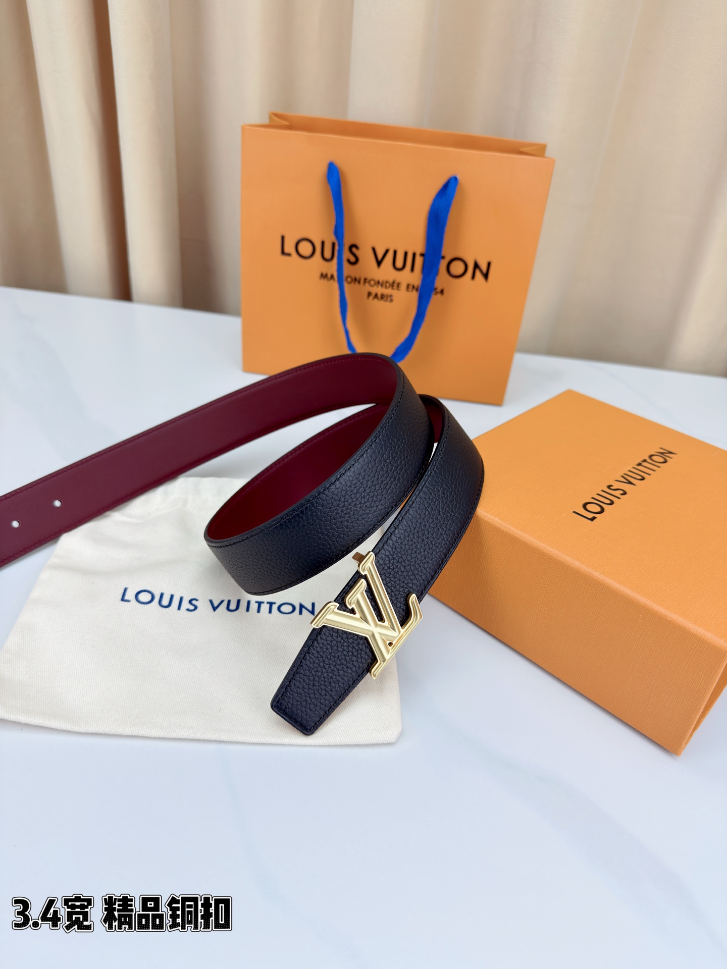 LV荔枝纹铜扣 3.4宽 承匠心。精铜历经锤炼，方显沉稳光泽；压纹镌刻时光，见证经典永恒。系于腰间，不仅