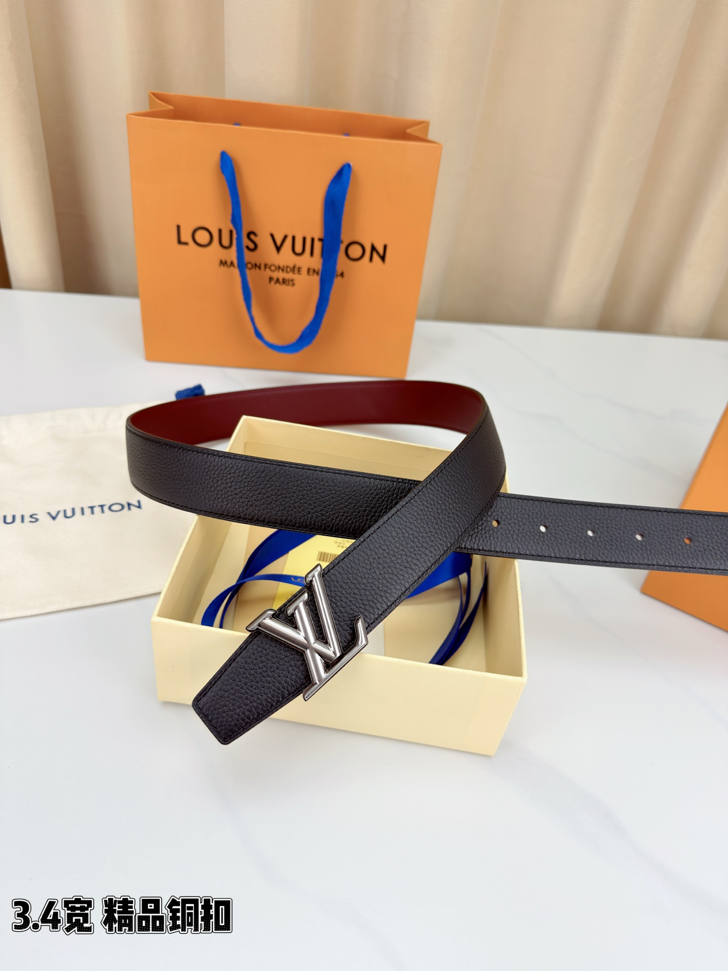 LV荔枝纹铜扣 3.4宽 承匠心。精铜历经锤炼，方显沉稳光泽；压纹镌刻时光，见证经典永恒。系于腰间，不仅