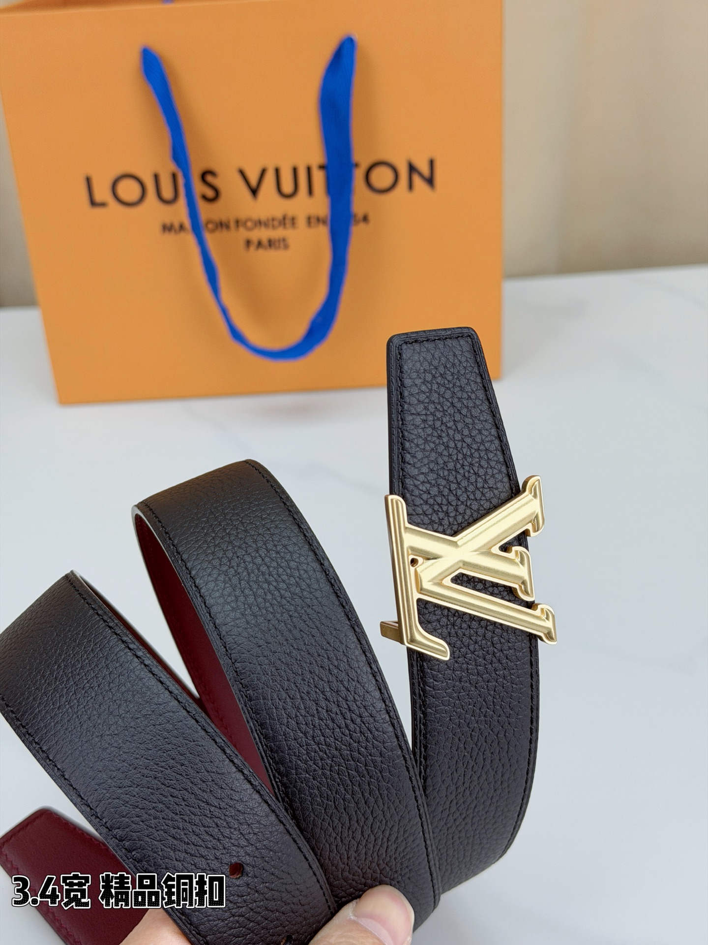 LV荔枝纹铜扣 3.4宽 承匠心。精铜历经锤炼，方显沉稳光泽；压纹镌刻时光，见证经典永恒。系于腰间，不仅