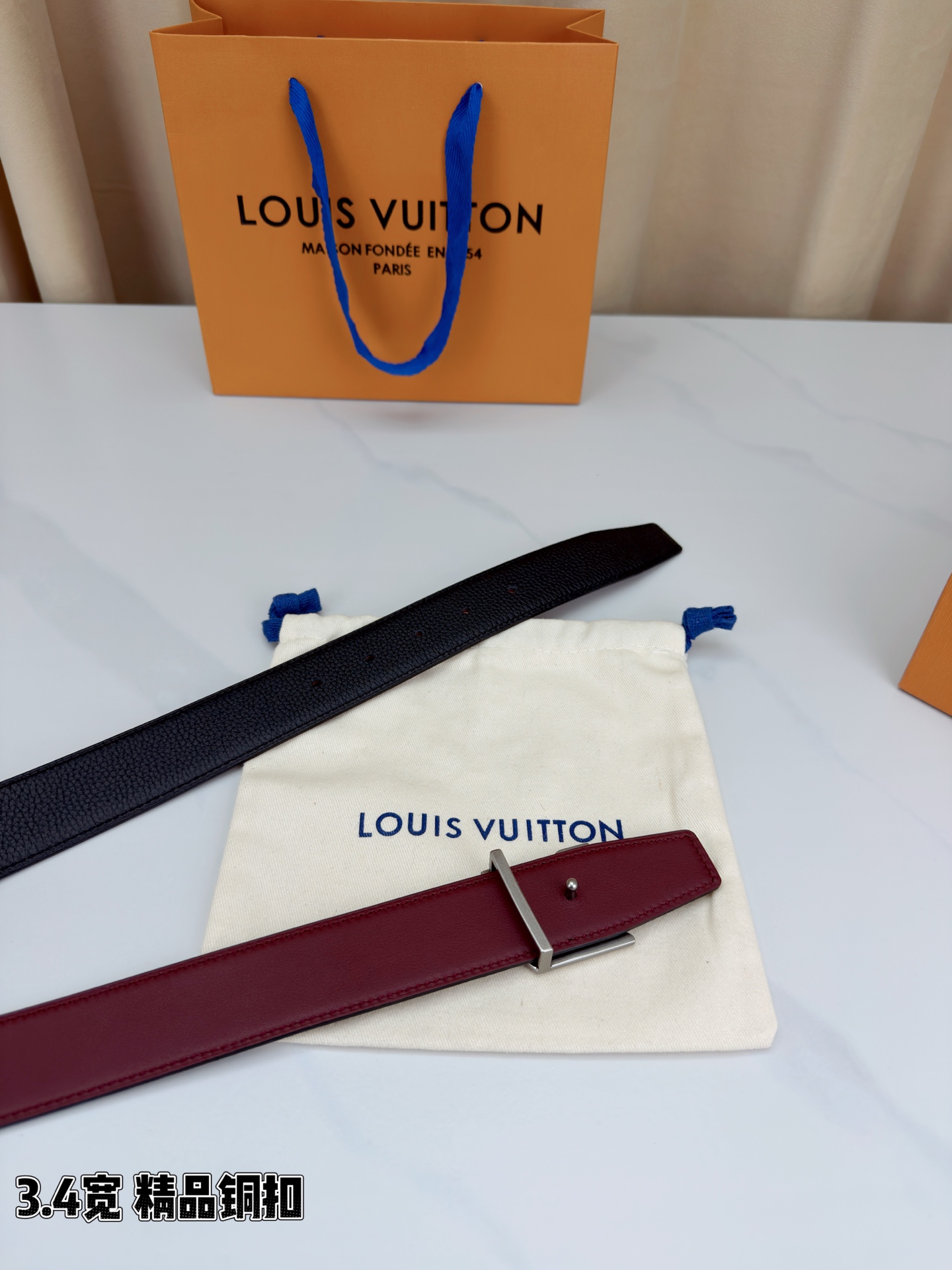 LV荔枝纹铜扣 3.4宽 承匠心。精铜历经锤炼，方显沉稳光泽；压纹镌刻时光，见证经典永恒。系于腰间，不仅