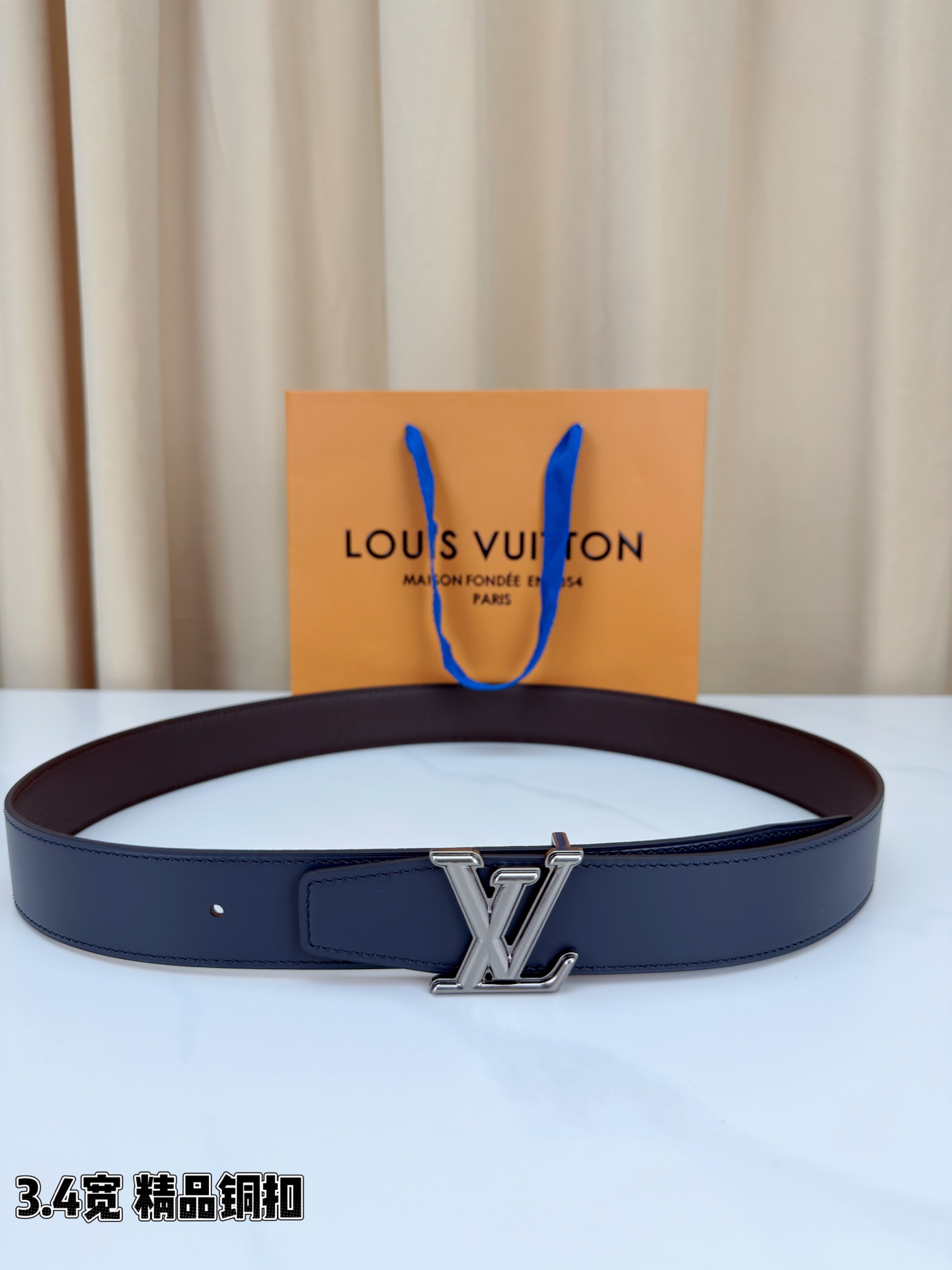 LV荔枝纹铜扣 3.4宽 承匠心。精铜历经锤炼，方显沉稳光泽；压纹镌刻时光，见证经典永恒。系于腰间，不仅