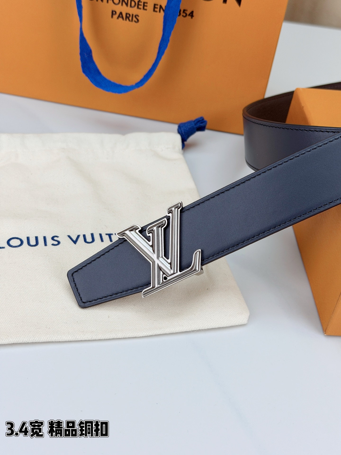 LV荔枝纹铜扣 3.4宽 承匠心。精铜历经锤炼，方显沉稳光泽；压纹镌刻时光，见证经典永恒。系于腰间，不仅