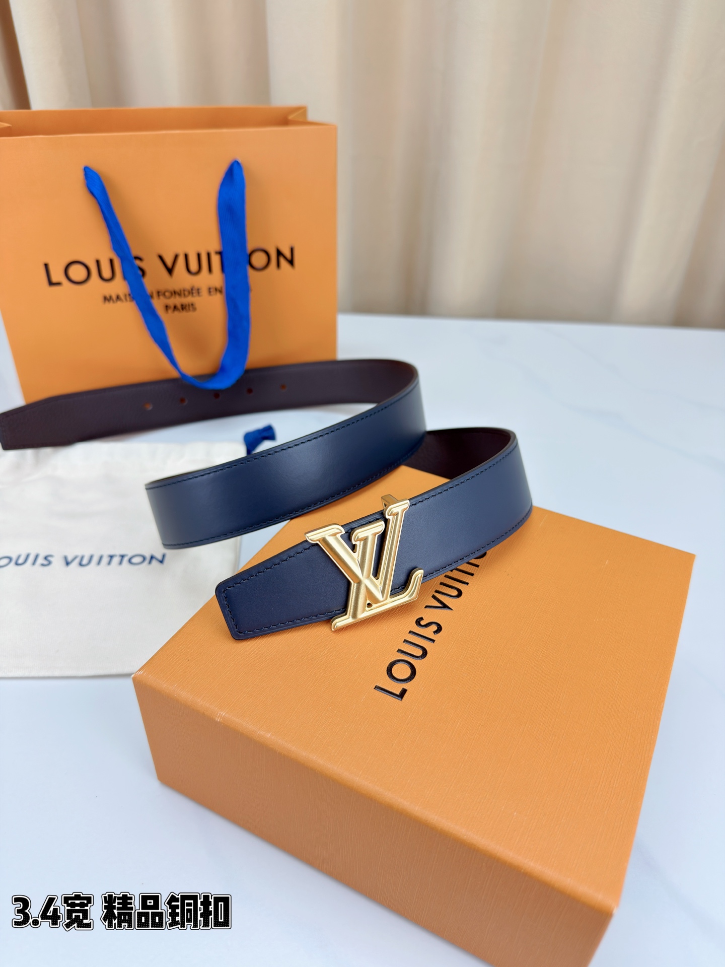 LV荔枝纹铜扣 3.4宽 承匠心。精铜历经锤炼，方显沉稳光泽；压纹镌刻时光，见证经典永恒。系于腰间，不仅