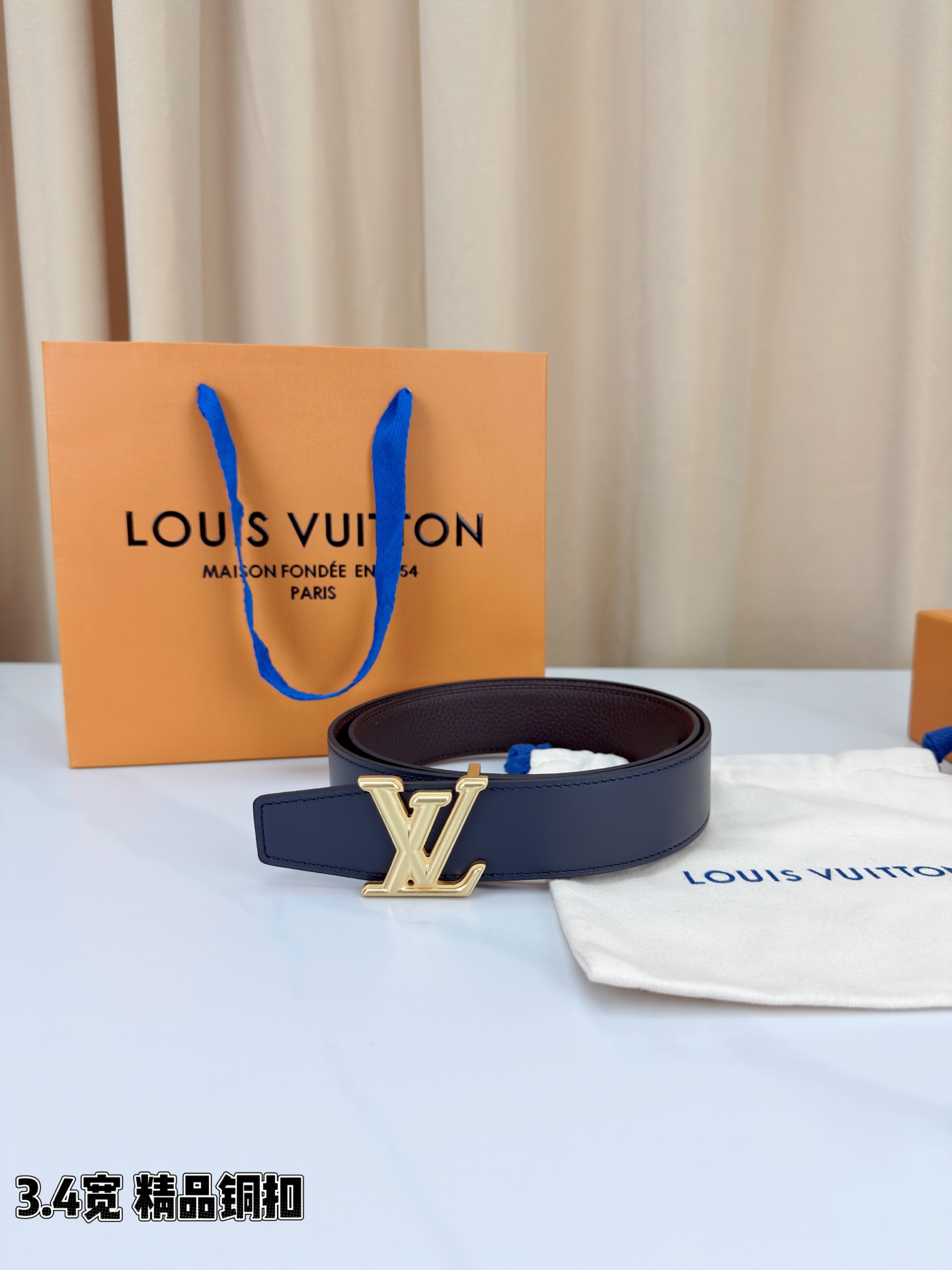 LV荔枝纹铜扣 3.4宽 承匠心。精铜历经锤炼，方显沉稳光泽；压纹镌刻时光，见证经典永恒。系于腰间，不仅