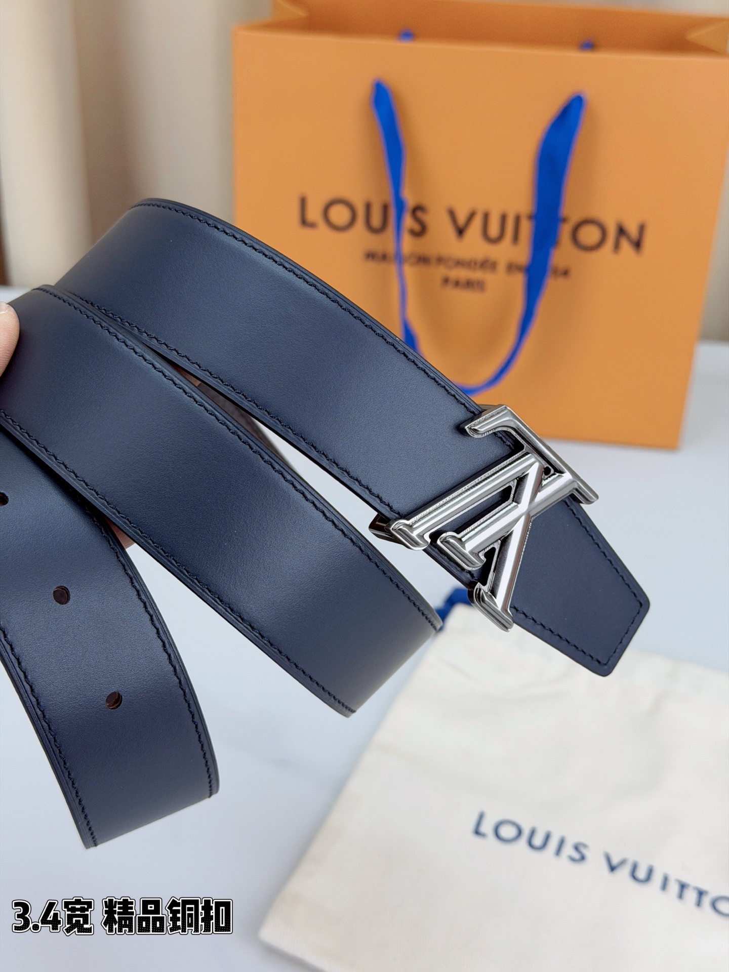 LV荔枝纹铜扣 3.4宽 承匠心。精铜历经锤炼，方显沉稳光泽；压纹镌刻时光，见证经典永恒。系于腰间，不仅