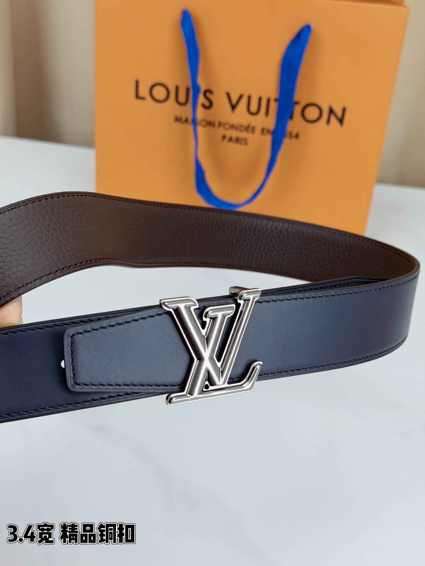 LV荔枝纹铜扣 3.4宽 承匠心。精铜历经锤炼，方显沉稳光泽；压纹镌刻时光，见证经典永恒。系于腰间，不仅