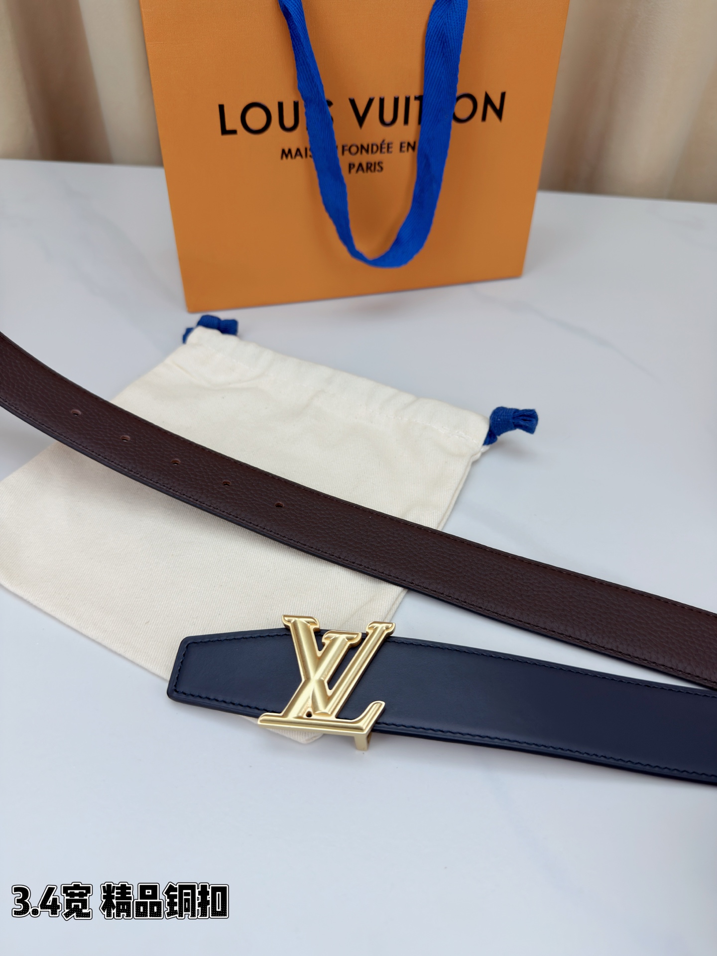 LV荔枝纹铜扣 3.4宽 承匠心。精铜历经锤炼，方显沉稳光泽；压纹镌刻时光，见证经典永恒。系于腰间，不仅