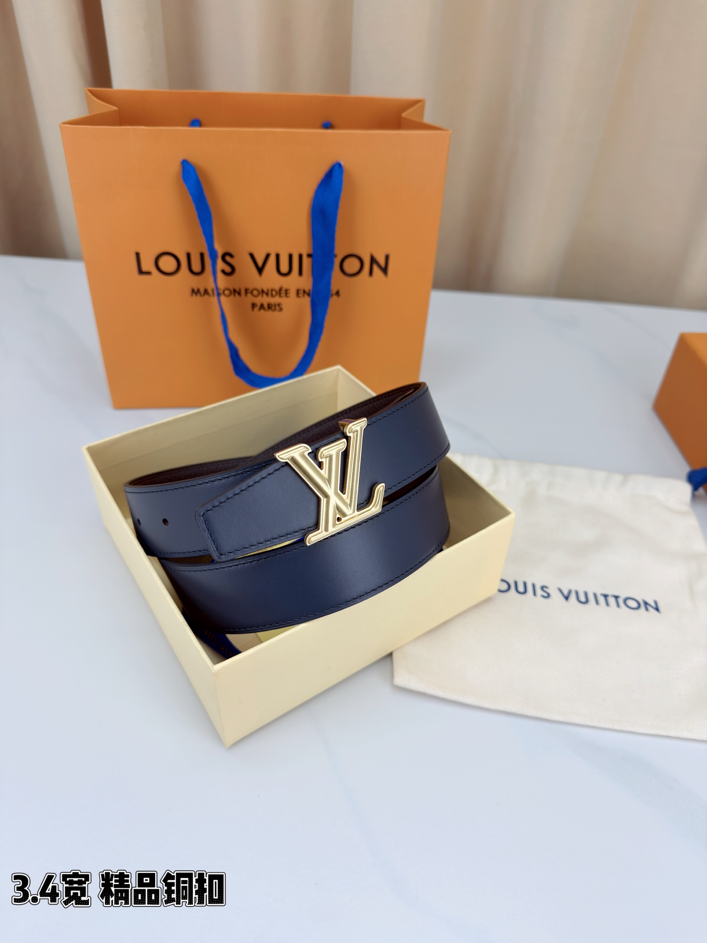 LV荔枝纹铜扣 3.4宽 承匠心。精铜历经锤炼，方显沉稳光泽；压纹镌刻时光，见证经典永恒。系于腰间，不仅