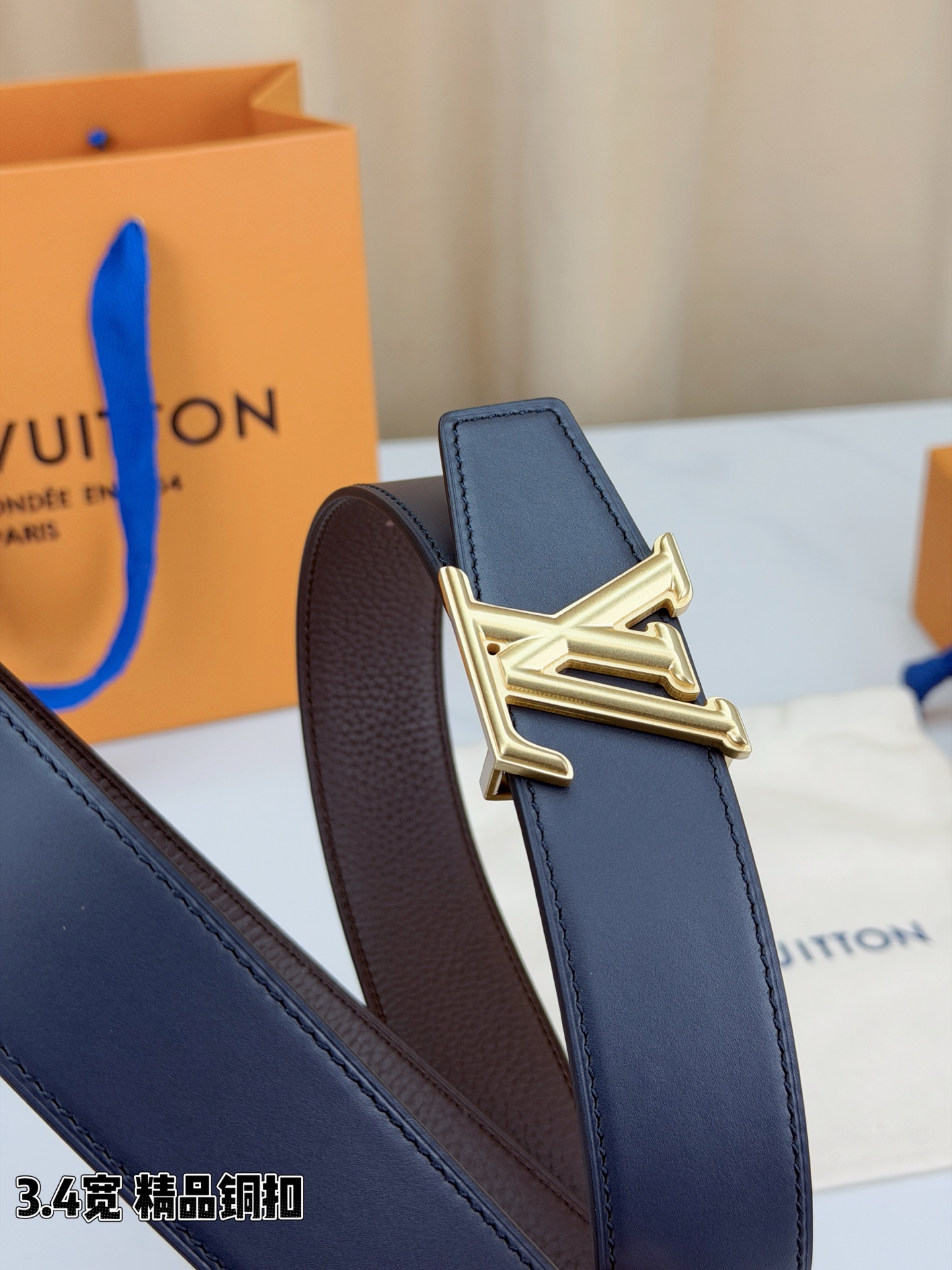 LV荔枝纹铜扣 3.4宽 承匠心。精铜历经锤炼，方显沉稳光泽；压纹镌刻时光，见证经典永恒。系于腰间，不仅