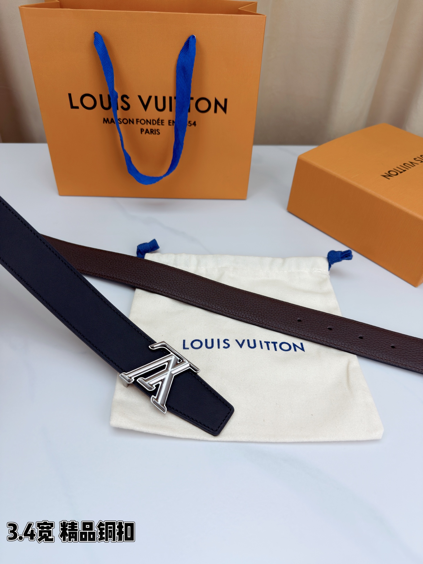 LV荔枝纹铜扣 3.4宽 承匠心。精铜历经锤炼，方显沉稳光泽；压纹镌刻时光，见证经典永恒。系于腰间，不仅