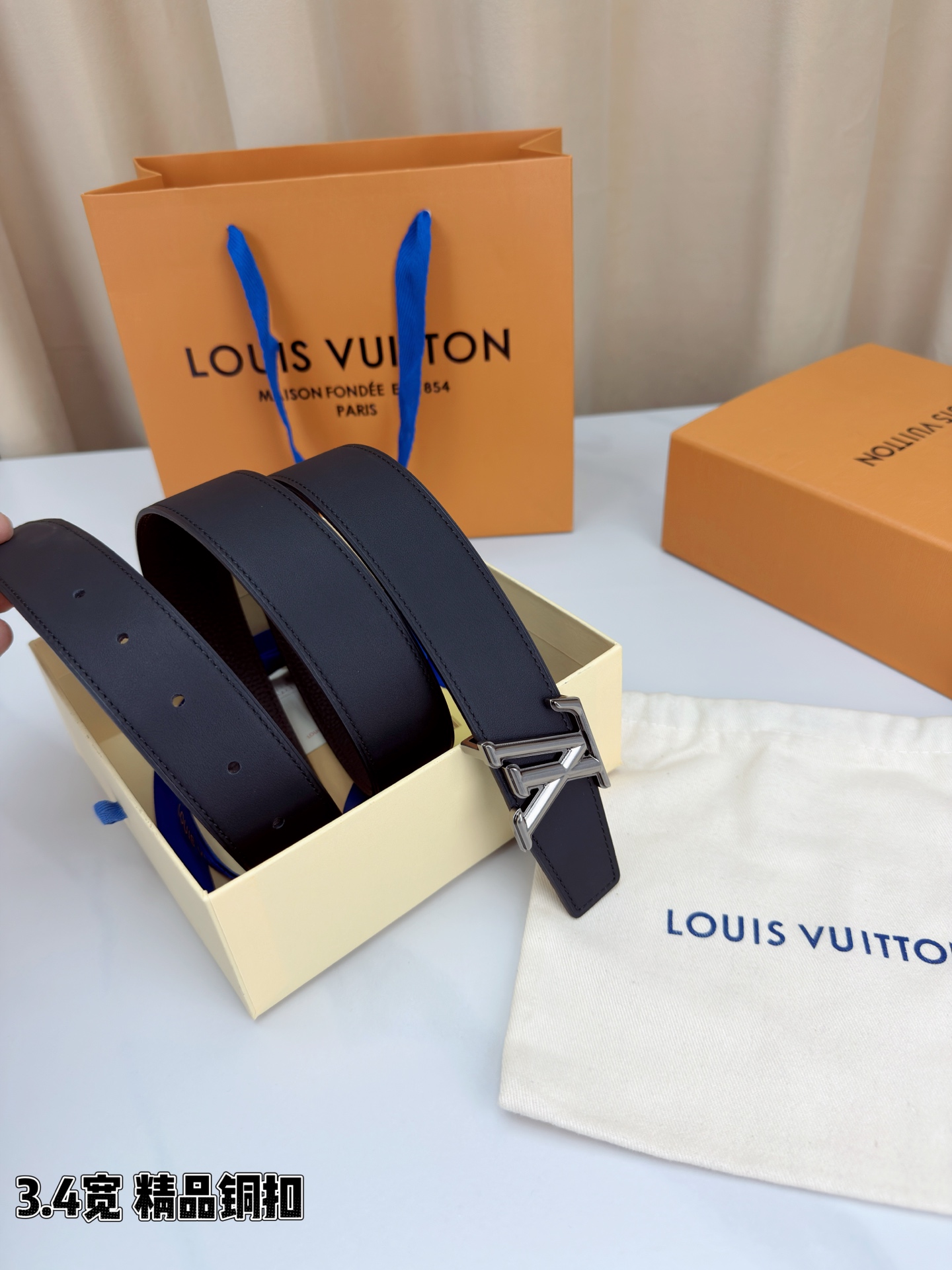 LV荔枝纹铜扣 3.4宽 承匠心。精铜历经锤炼，方显沉稳光泽；压纹镌刻时光，见证经典永恒。系于腰间，不仅