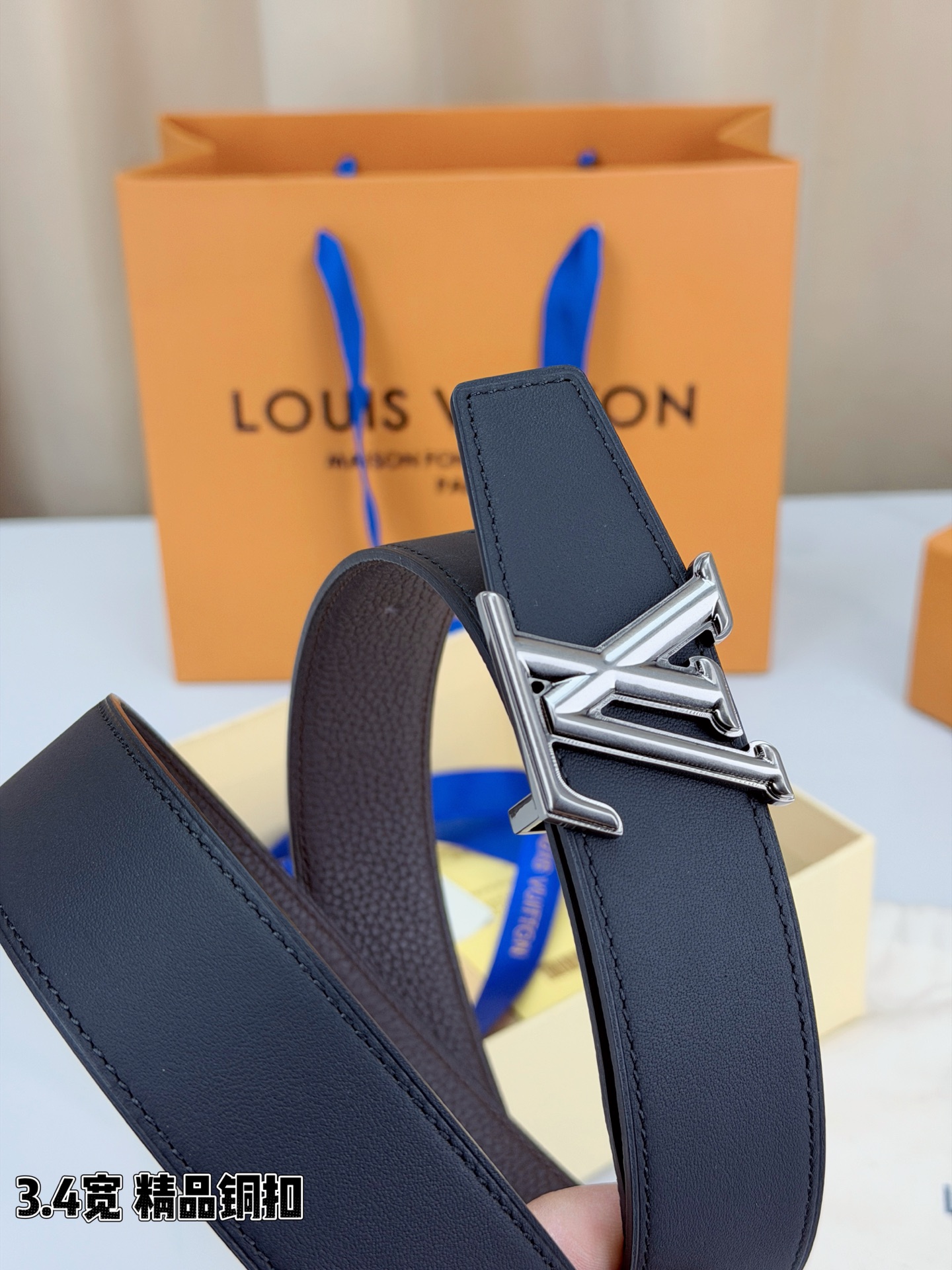 LV荔枝纹铜扣 3.4宽 承匠心。精铜历经锤炼，方显沉稳光泽；压纹镌刻时光，见证经典永恒。系于腰间，不仅