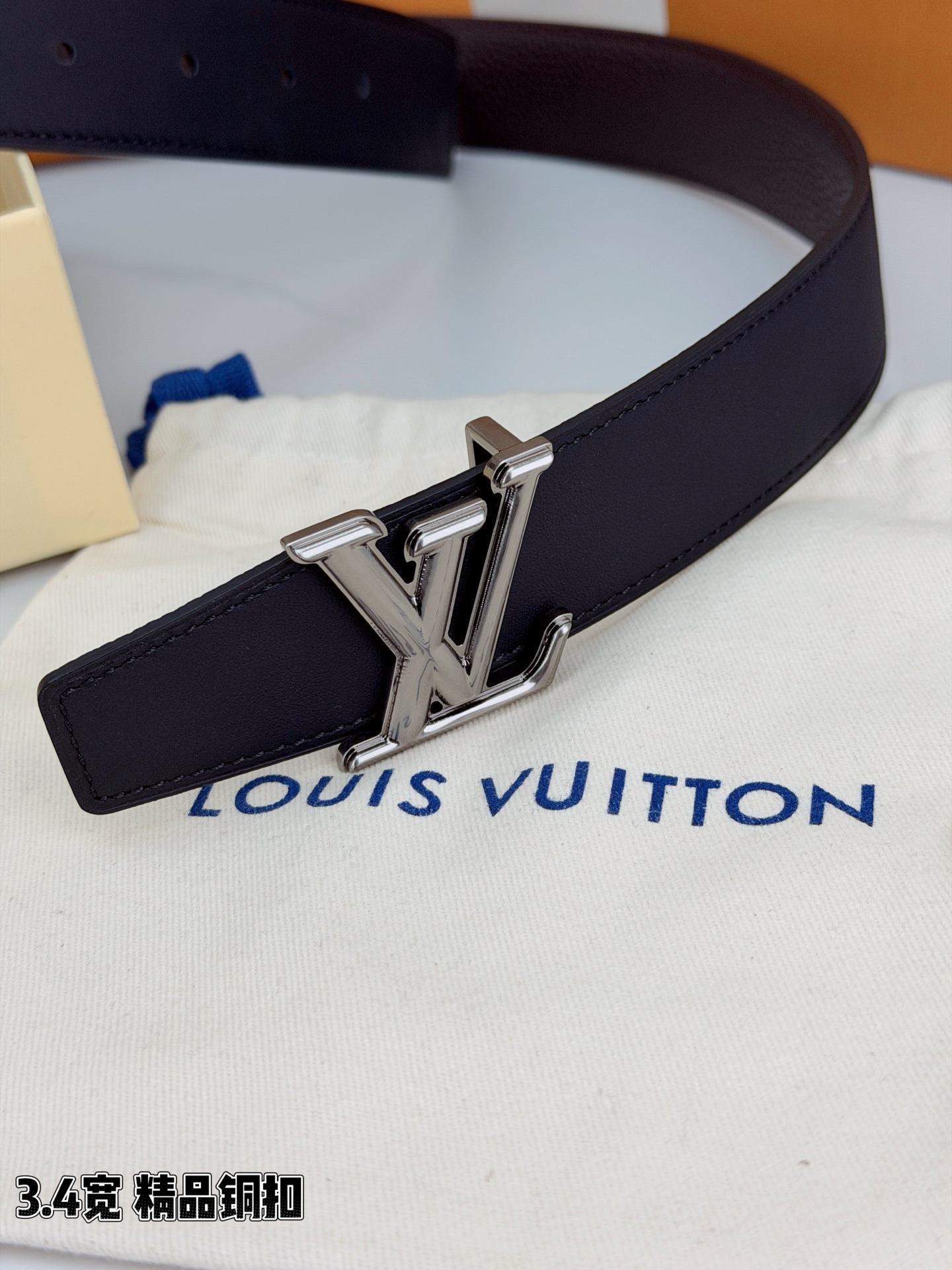 LV荔枝纹铜扣 3.4宽 承匠心。精铜历经锤炼，方显沉稳光泽；压纹镌刻时光，见证经典永恒。系于腰间，不仅