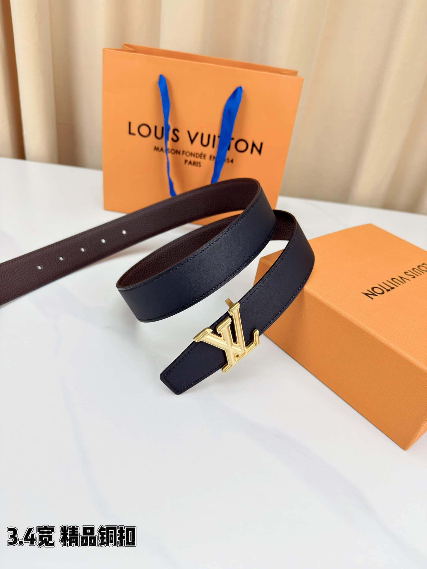 LV荔枝纹铜扣 3.4宽 承匠心。精铜历经锤炼，方显沉稳光泽；压纹镌刻时光，见证经典永恒。系于腰间，不仅