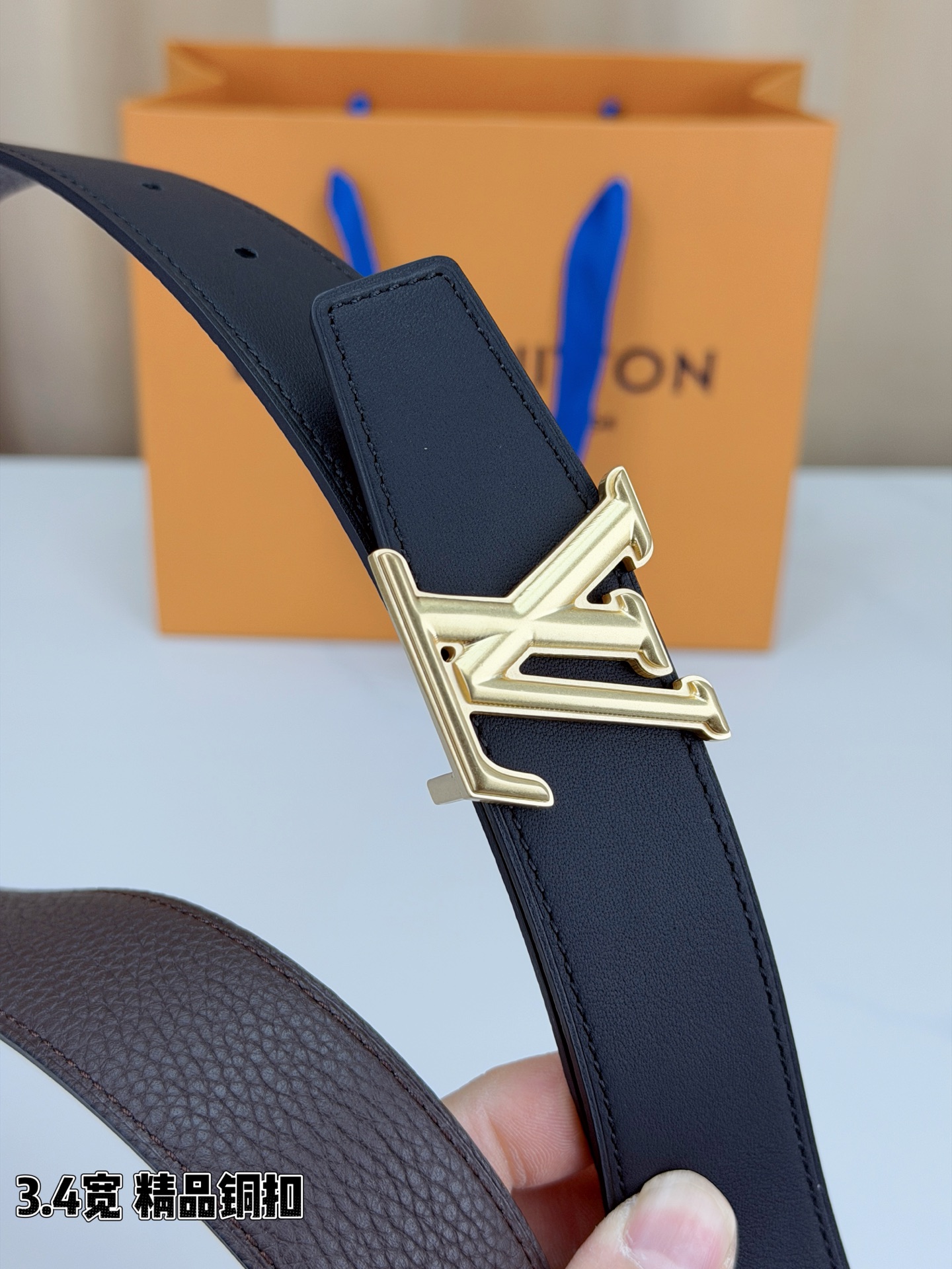 LV荔枝纹铜扣 3.4宽 承匠心。精铜历经锤炼，方显沉稳光泽；压纹镌刻时光，见证经典永恒。系于腰间，不仅